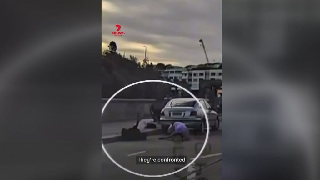 Un vídeo revela un nuevo héroe anónimo del atentado de la playa de Sídney: desarmó a uno de los atacantes