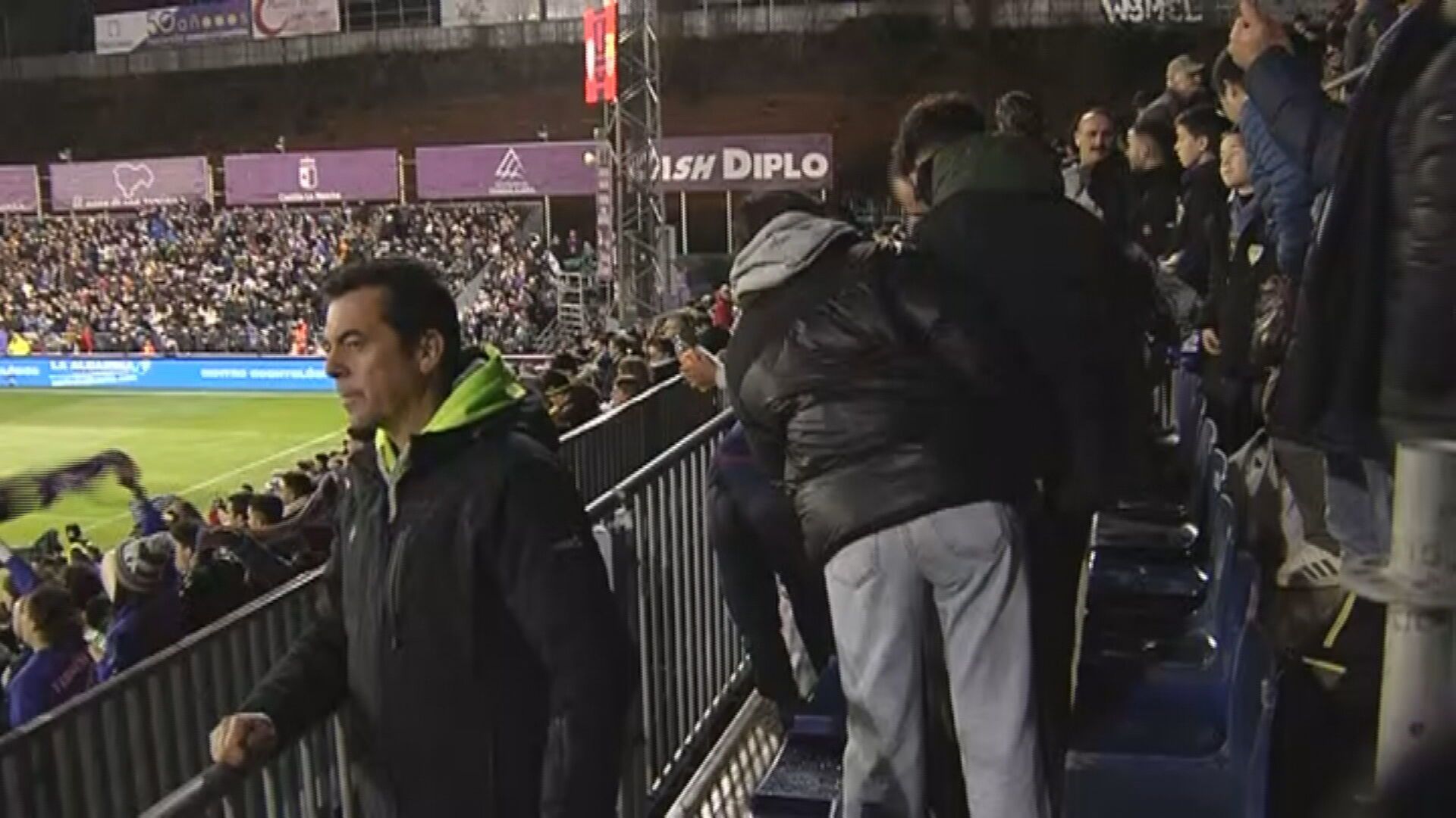 Caos en las gradas del Pedro Escartín antes del Guadalajara-Barcelona Caos en las gradas del Pedro Escartín antes del Guadalajara-Barcelona