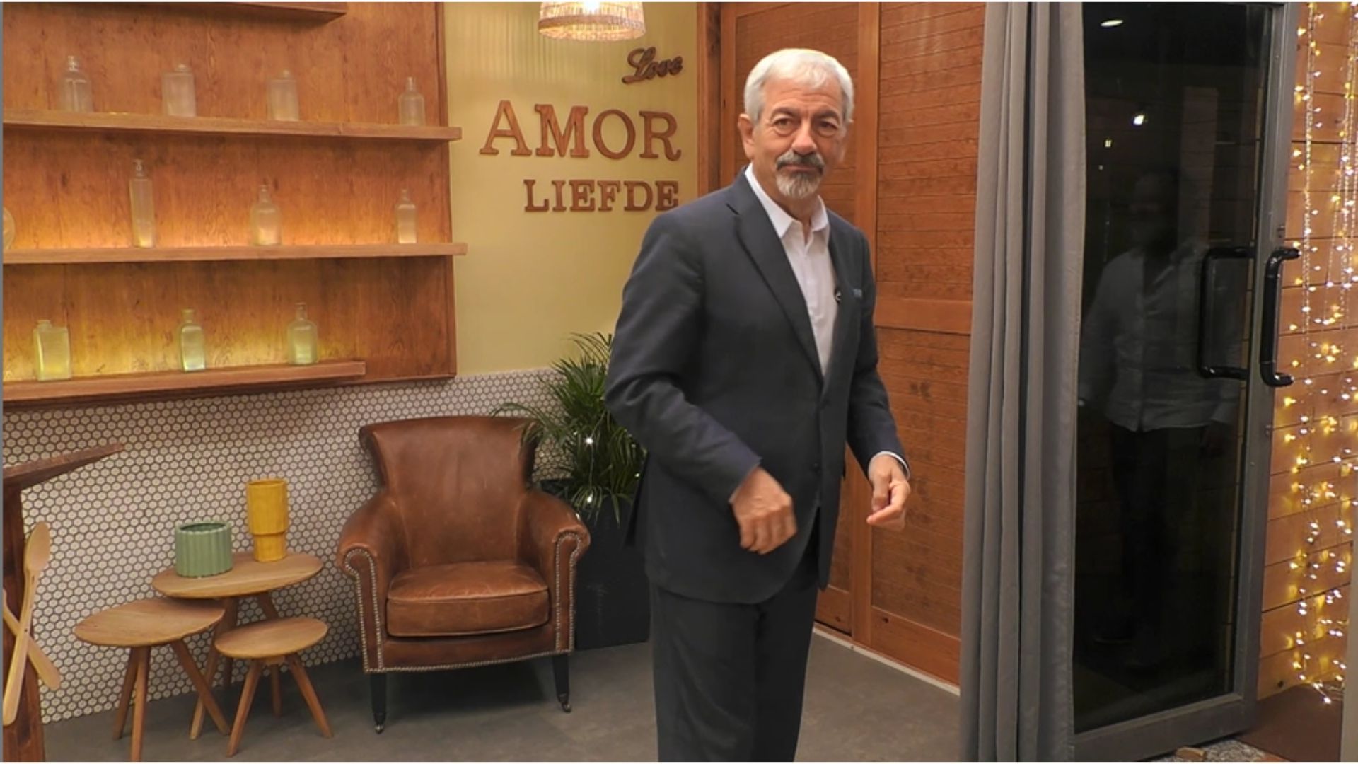 Carlos Sobera se queda perplejo al descubrir el tremendo tatuaje de un soltero de 'First Dates': "Esto supera lo que acabo de ver" Carlos Sobera se queda perplejo al descubrir el tremendo tatuaje de un soltero de 'First Dates': "Esto supera lo que acabo de ver"