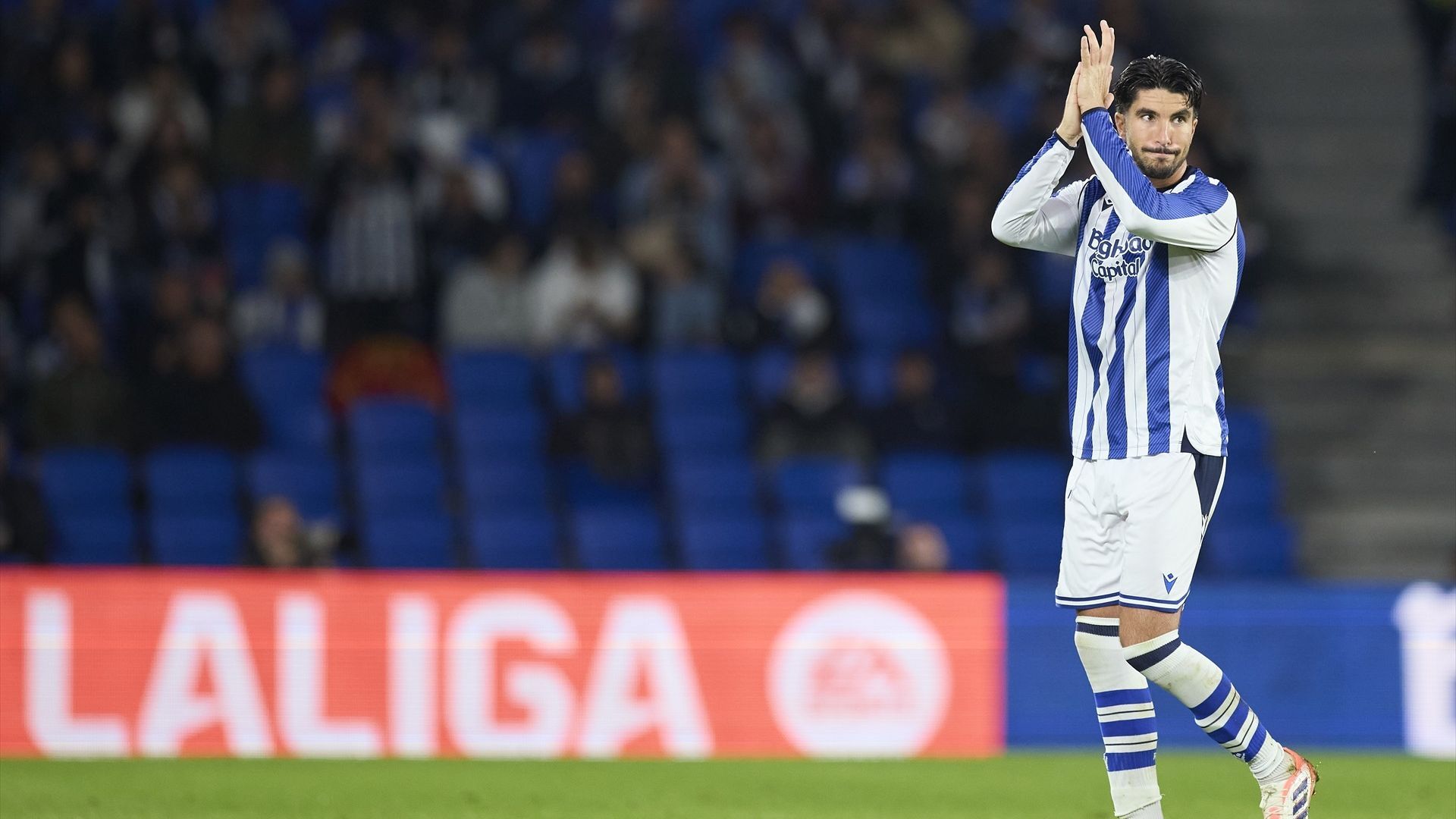 Carlos Soler en un partido con la Real Sociedad