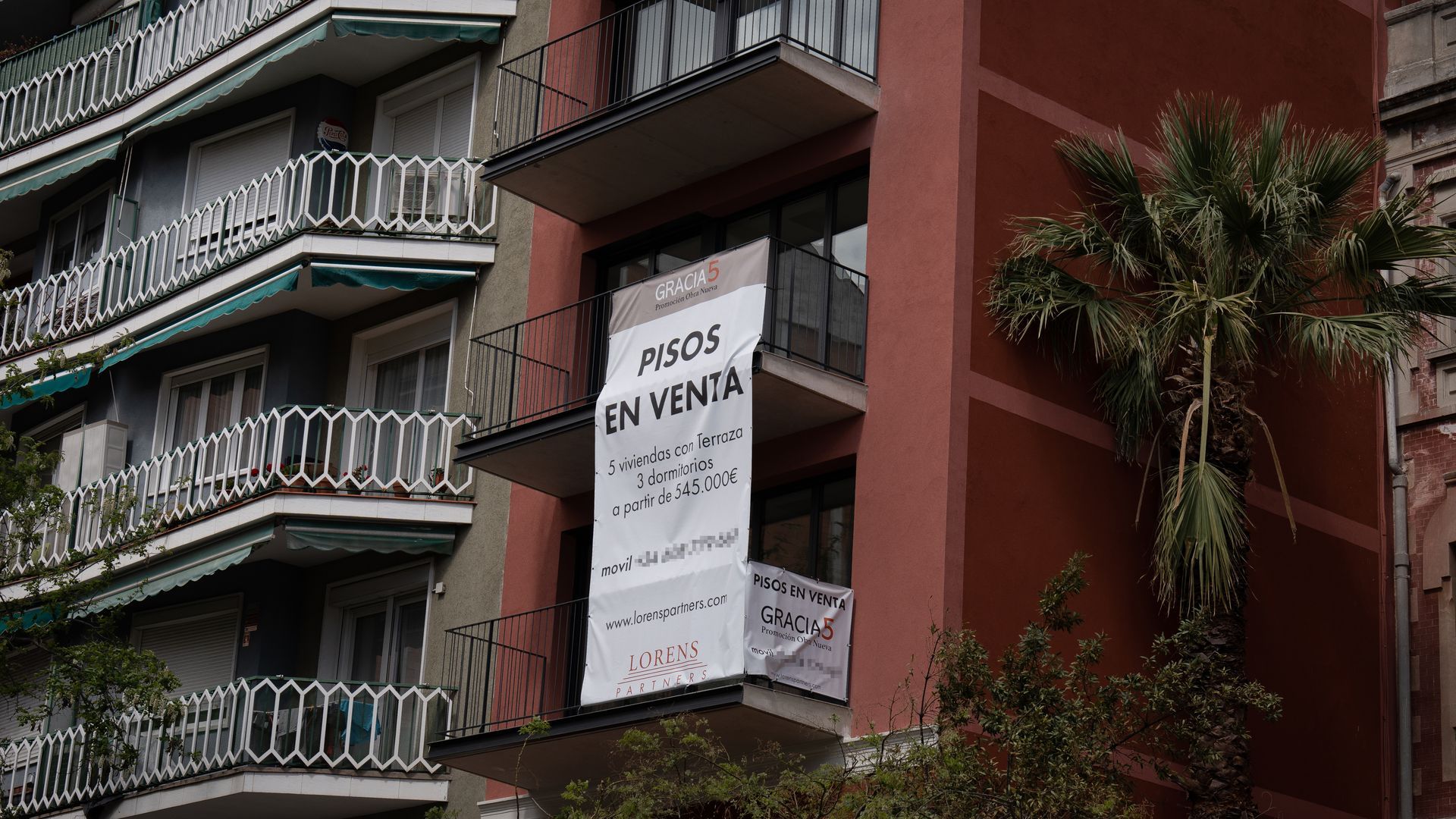 Cartel de venta en una fachada de un edificio en Barcelona Cartel de venta en una fachada de un edificio en Barcelona