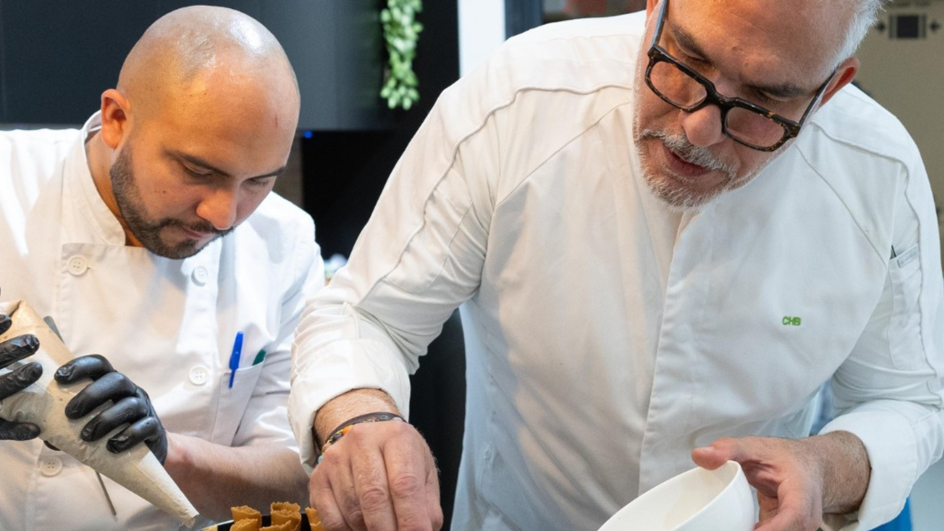 Chaná Barrios, cocinando junto a otro chef