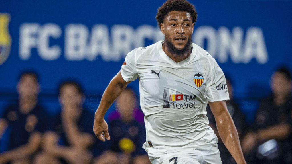 Diego López se marcha con muletas y riesgo de lesión grave de Mestalla