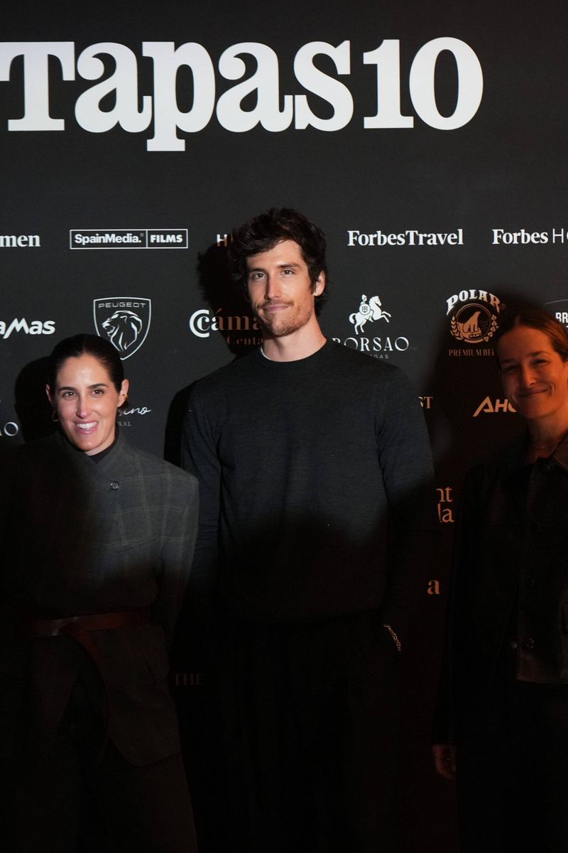 Nacho Aragón, Icíar Aragón y Macarena Aragón, en la alfombra roja del décimo aniversario de Tapas Magazine
