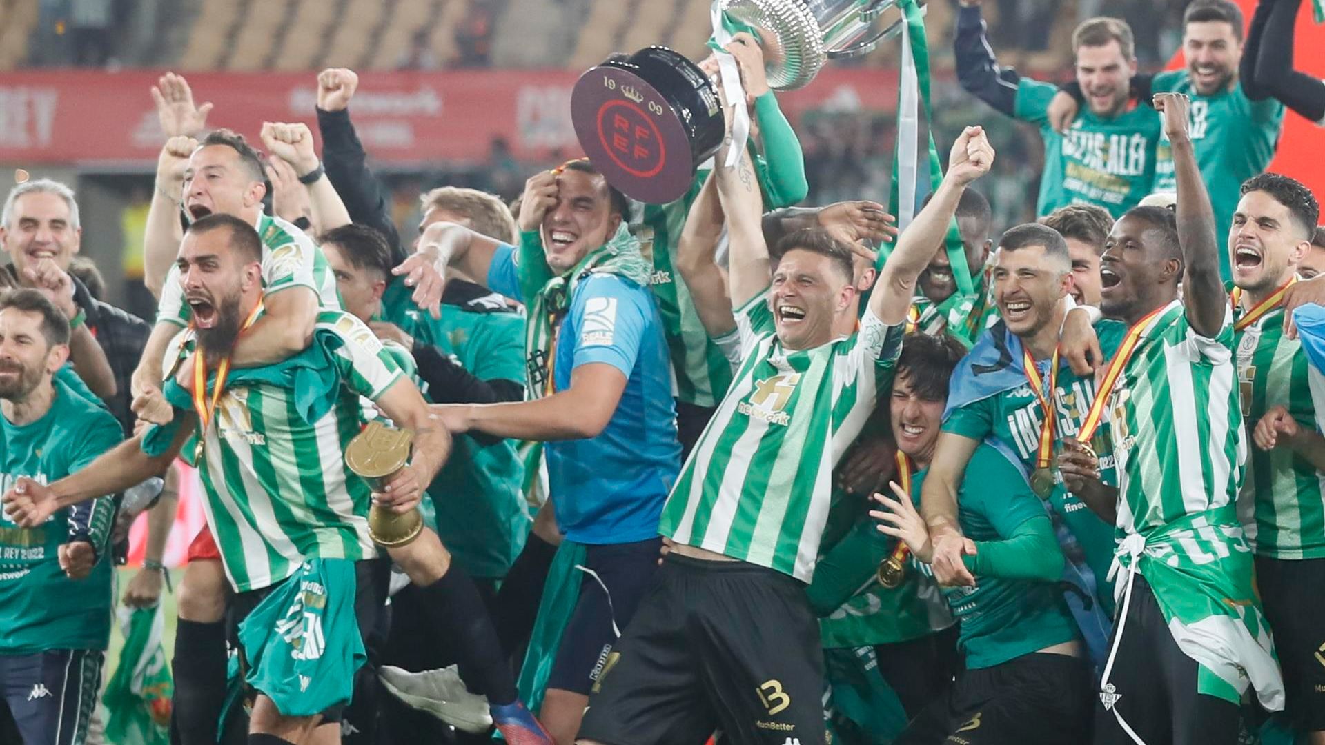Joaquín levantando la Copa del Rey