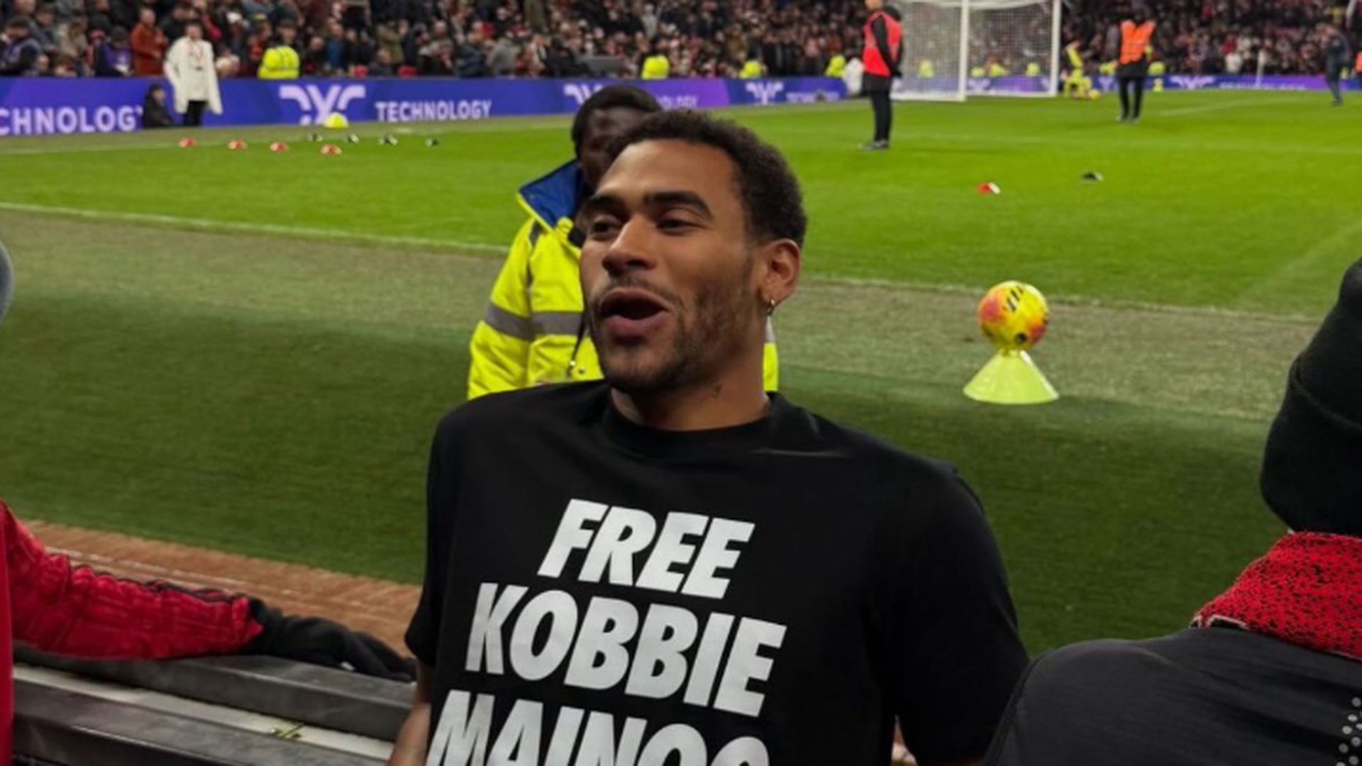 Jordan Mainoo con el lema en la camiseta sobre su hermano Kobbie