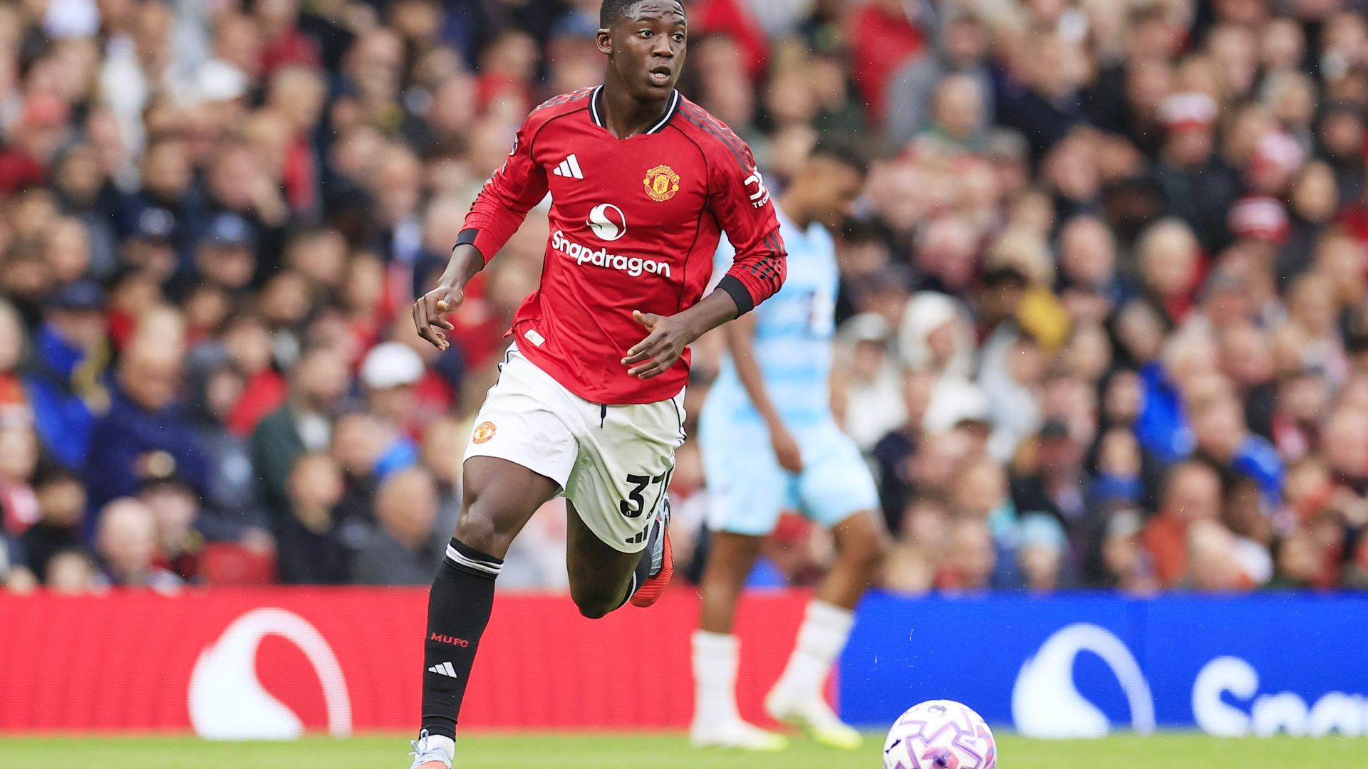 Kobbie Mainoo jugando con el Manchester United