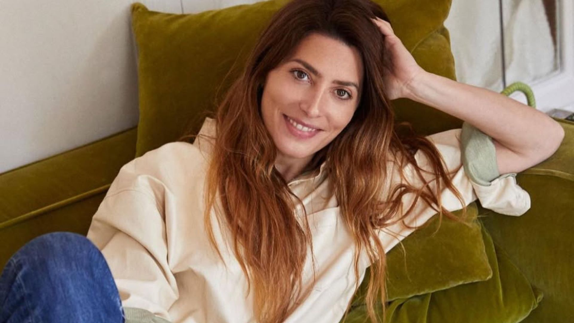 La actriz Bárbara Lennie abre las puertas del salón de su casa de estilo rústico, con techos altos, molduras clásicas y una gran biblioteca La actriz Bárbara Lennie abre las puertas del salón de su casa de estilo rústico, con techos altos, molduras clásicas y una gran biblioteca