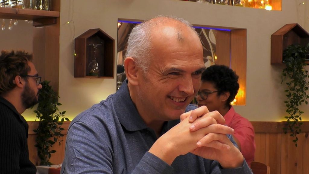 La broma de un peluquero de 'First Dates' desata la risa de su cita: "Te puedo pelar porque recogidos..."