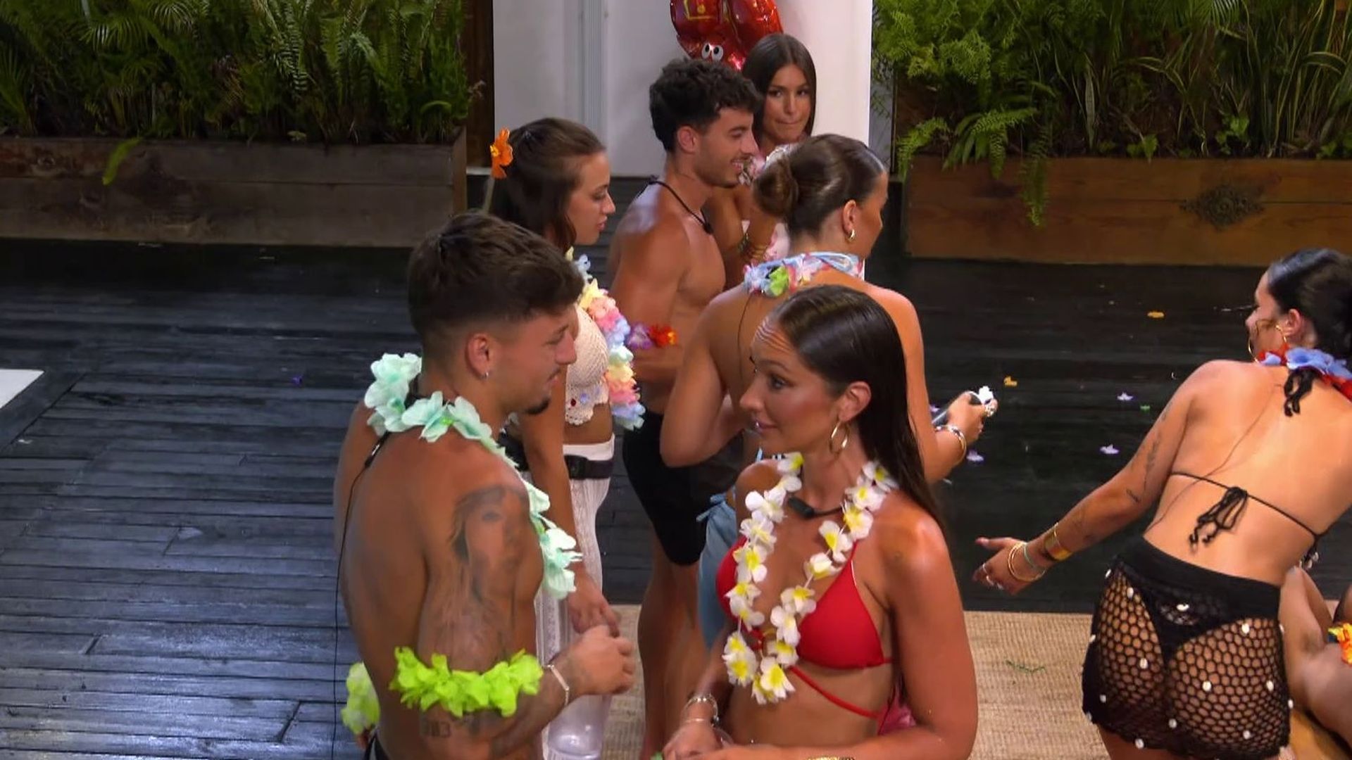 La conversación entre Noelia y Enrique en Villa Montaña