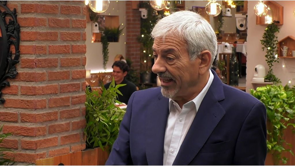 La estupefacta reacción de Carlos Sobera al conocer el número de habitantes del pueblo de un soltero de First Dates: "¿Cuántos?"