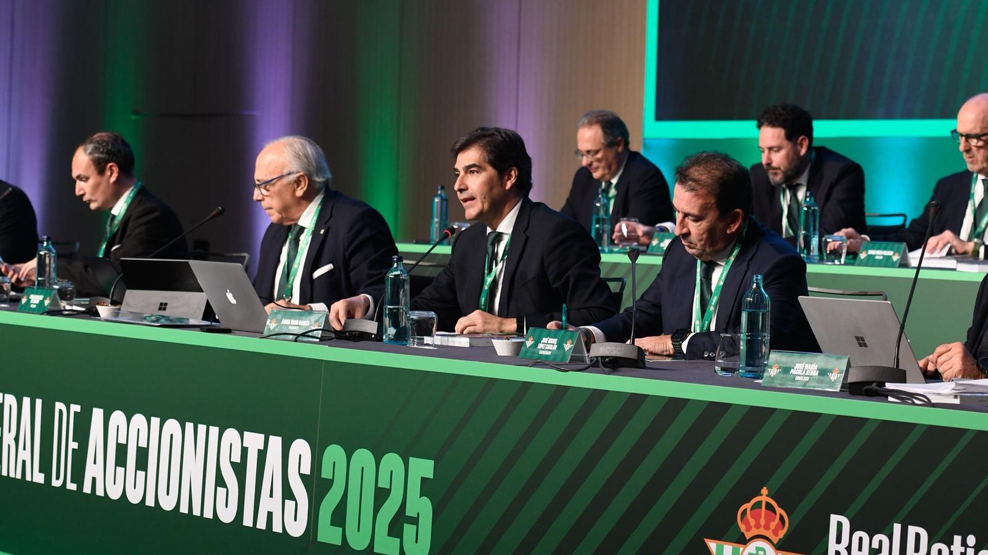 La mesa de la Junta de Accionistas 2025 del Real Betis La mesa de la Junta de Accionistas 2025 del Real Betis