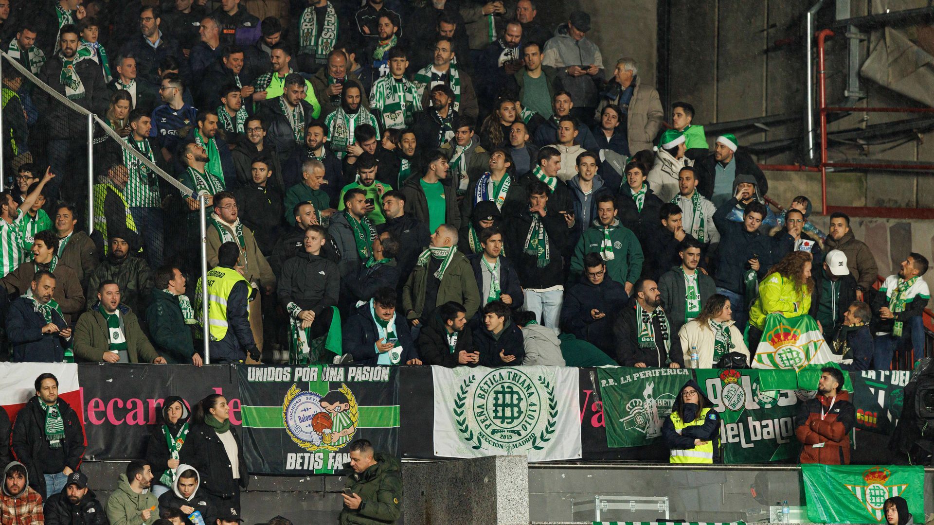 Los aficionados del Betis separados por una red en Vallecas