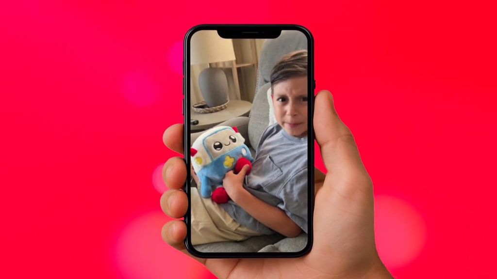 Los expertos alertan de los muñecos con IA y sus peligros para el desarrollo emocional de los niños: "Pueden creerse que el muñeco realmente tiene vida"