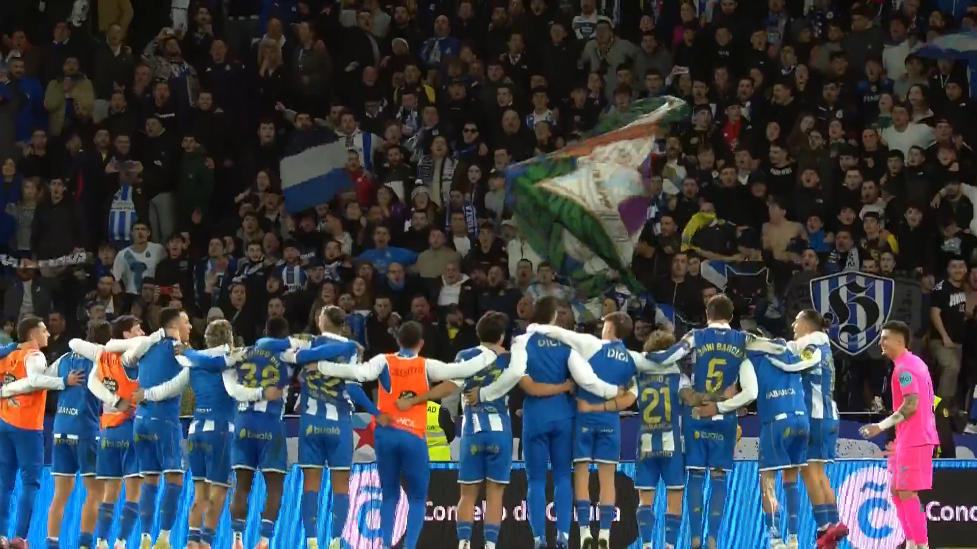 Los jugadores del Dépor celebran el pase con la afición