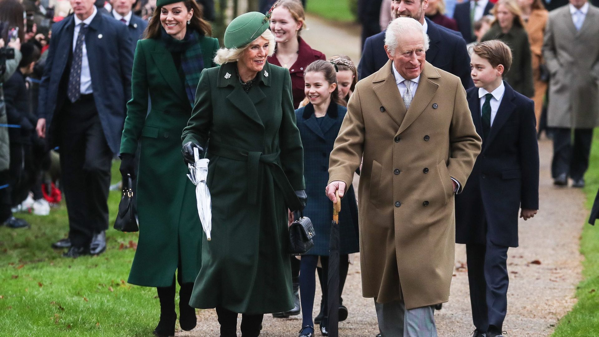 Los reyes Carlos III y Camila, los príncipes Kate Middleton y Guillermo y sus hijos, George, Charlotte y Louis, en Navidad en Sandringham