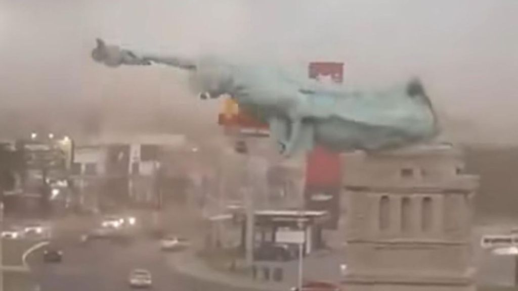 El fuerte viento derriba la Estatua de la Libertad, en Brasil