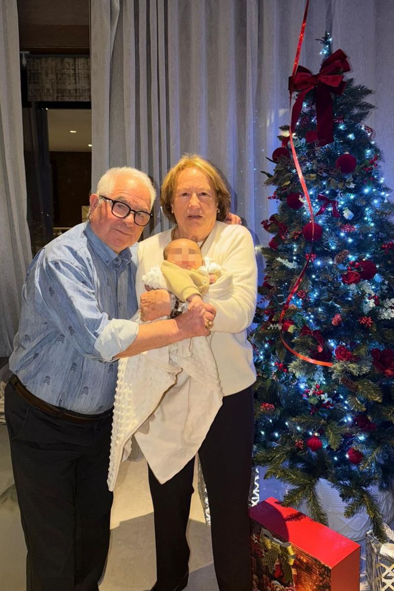 Mari Ángeles y Rodolfo, los abuelos de Omar Montes, posan con el pequeño Ismael