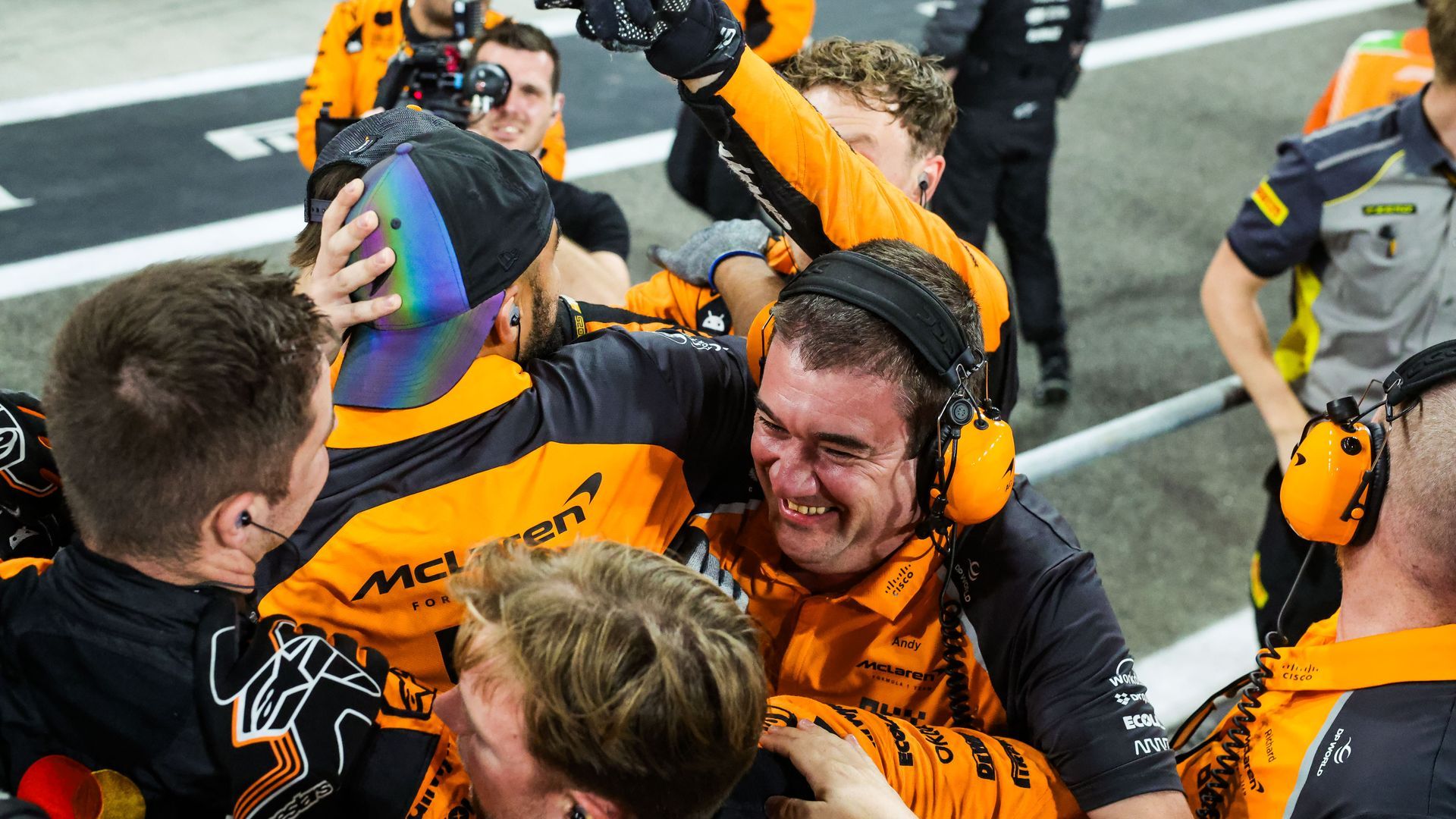 Mecánicos de McLaren celebrando el título de campeones de la Fórmula 1
