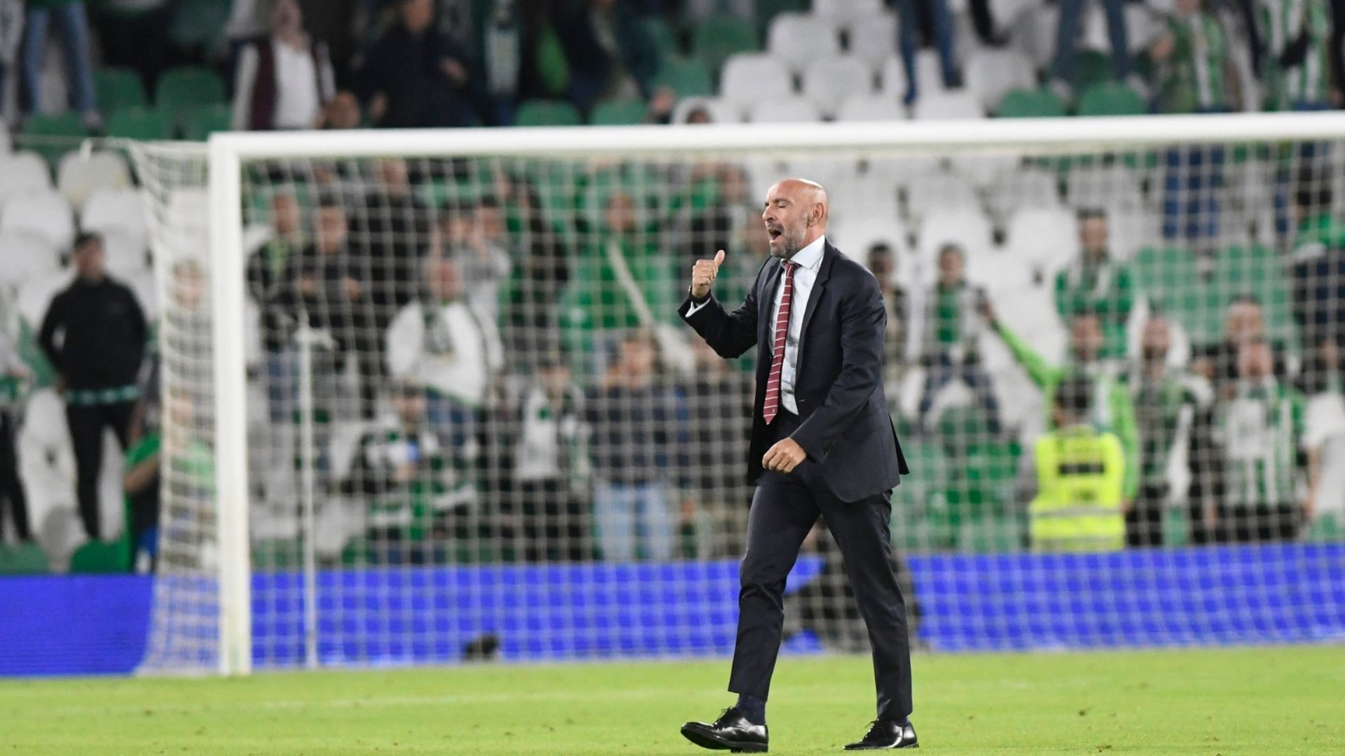 monchi_sobre_el_cesped_al_final_del_partido_foto_kiko_hurtado.jpeg monchi_sobre_el_cesped_al_final_del_partido_foto_kiko_hurtado.jpeg
