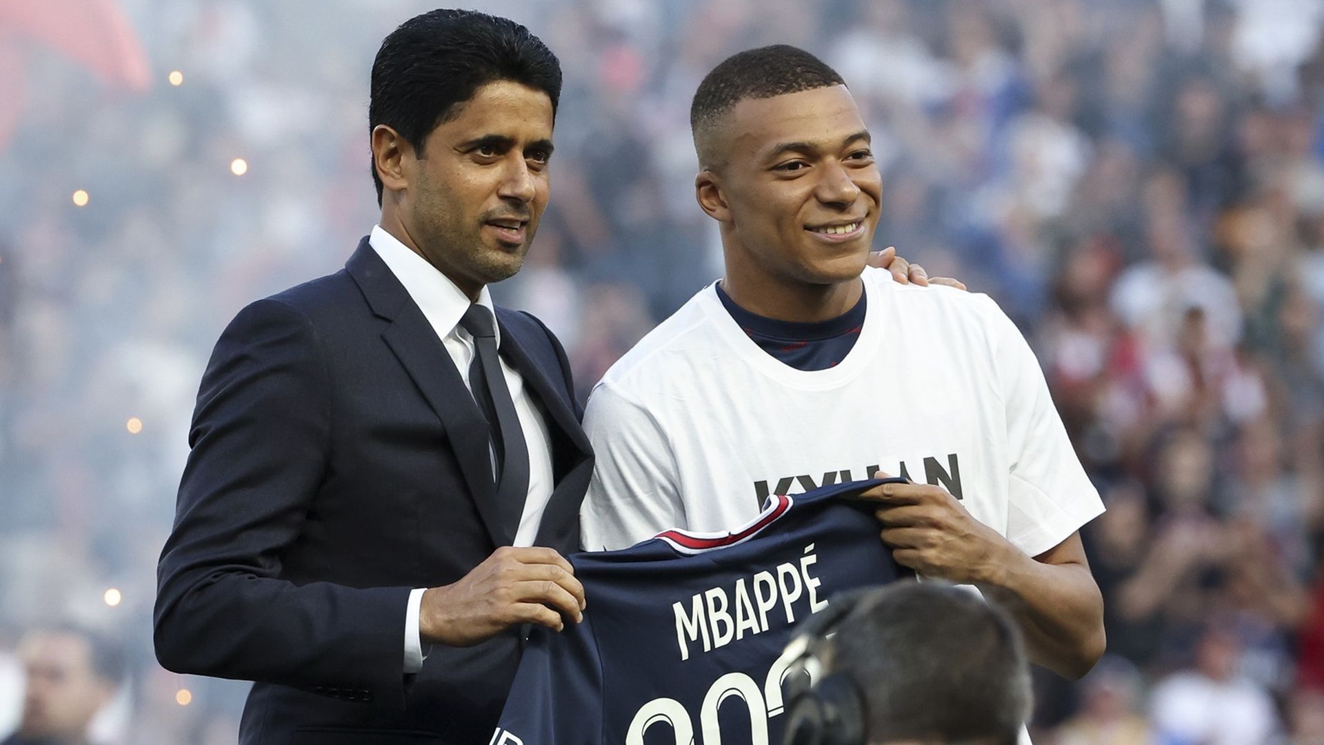 Nasser Al Khelaifi y Kylian Mbappe en una foto de 2022 Nasser Al Khelaifi y Kylian Mbappe en una foto de 2022