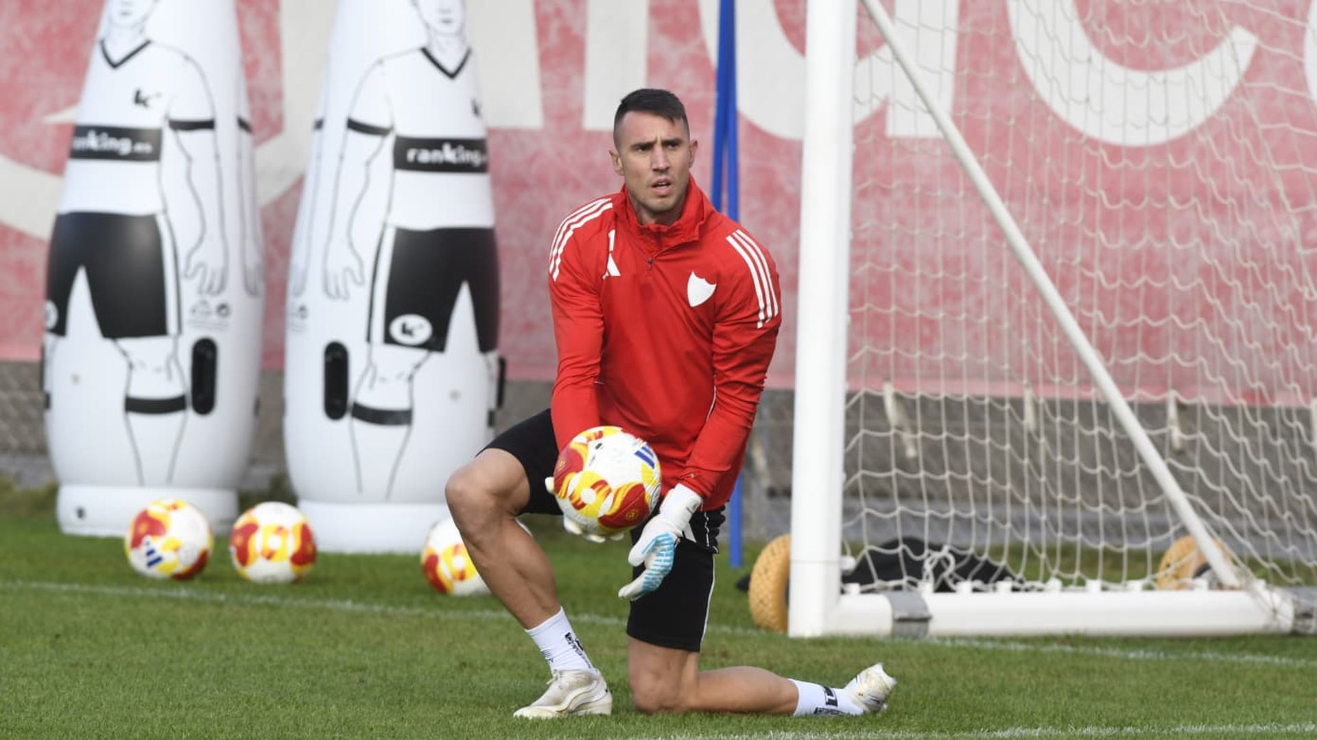 Odysseas Vlachodimos, en el entrenamiento del Sevilla de este martes