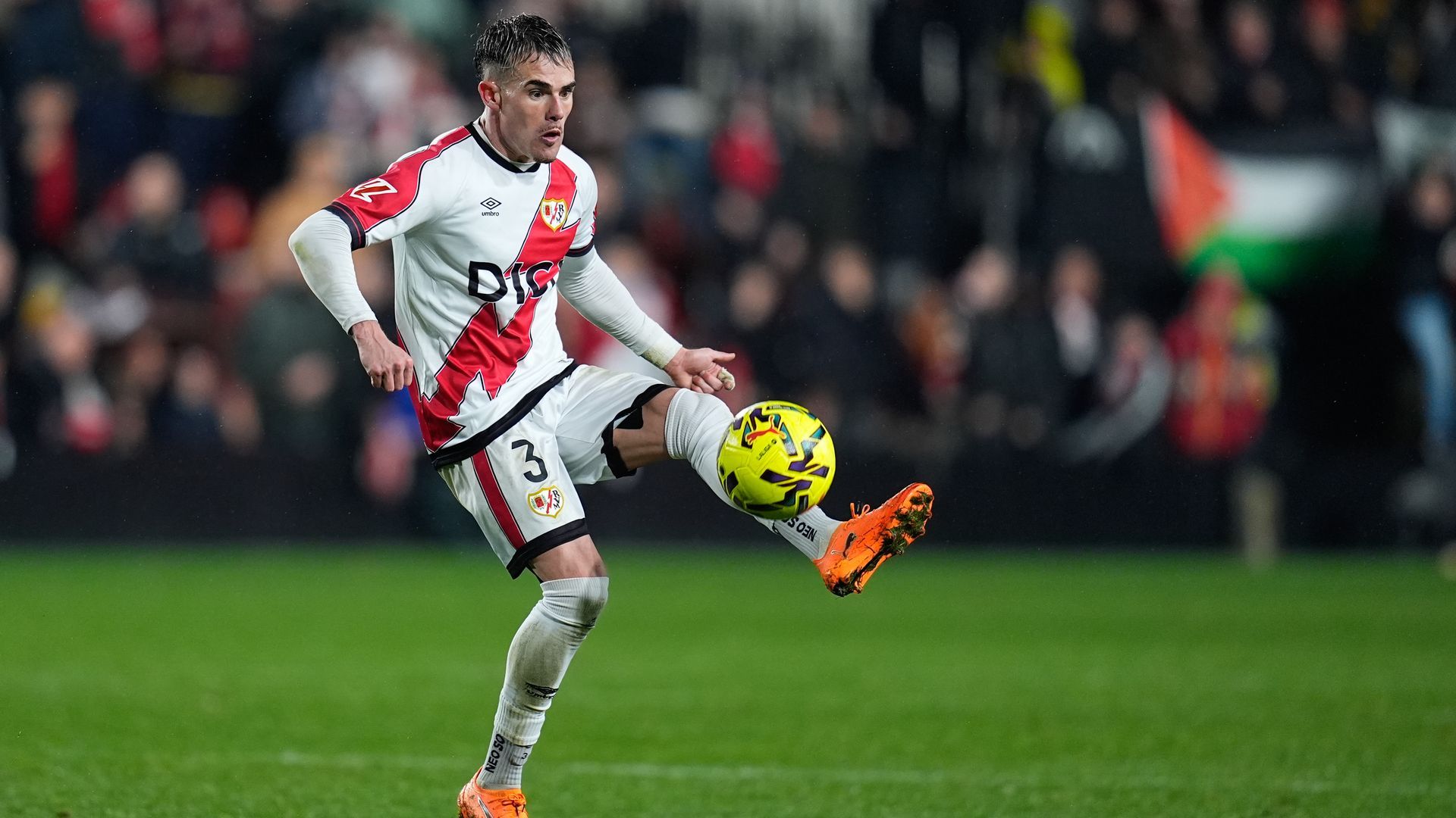 Pep Chavarría jugando con el Rayo Vallecano en LALIGA EA Sports