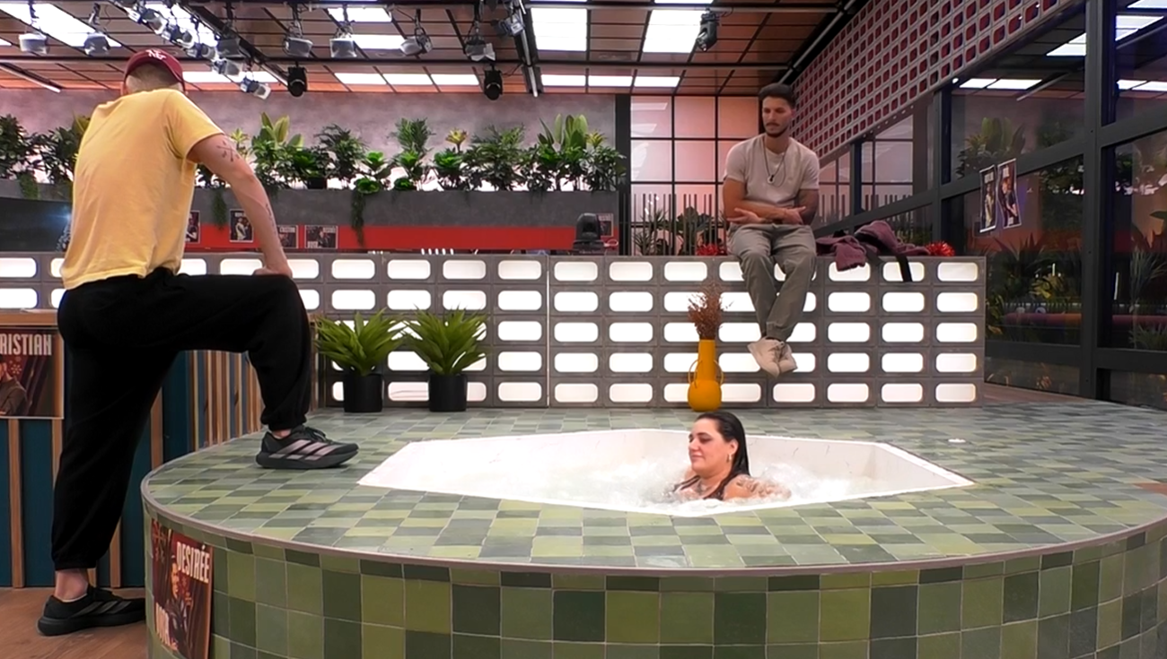 Rocío se queda sola en el jacuzzi