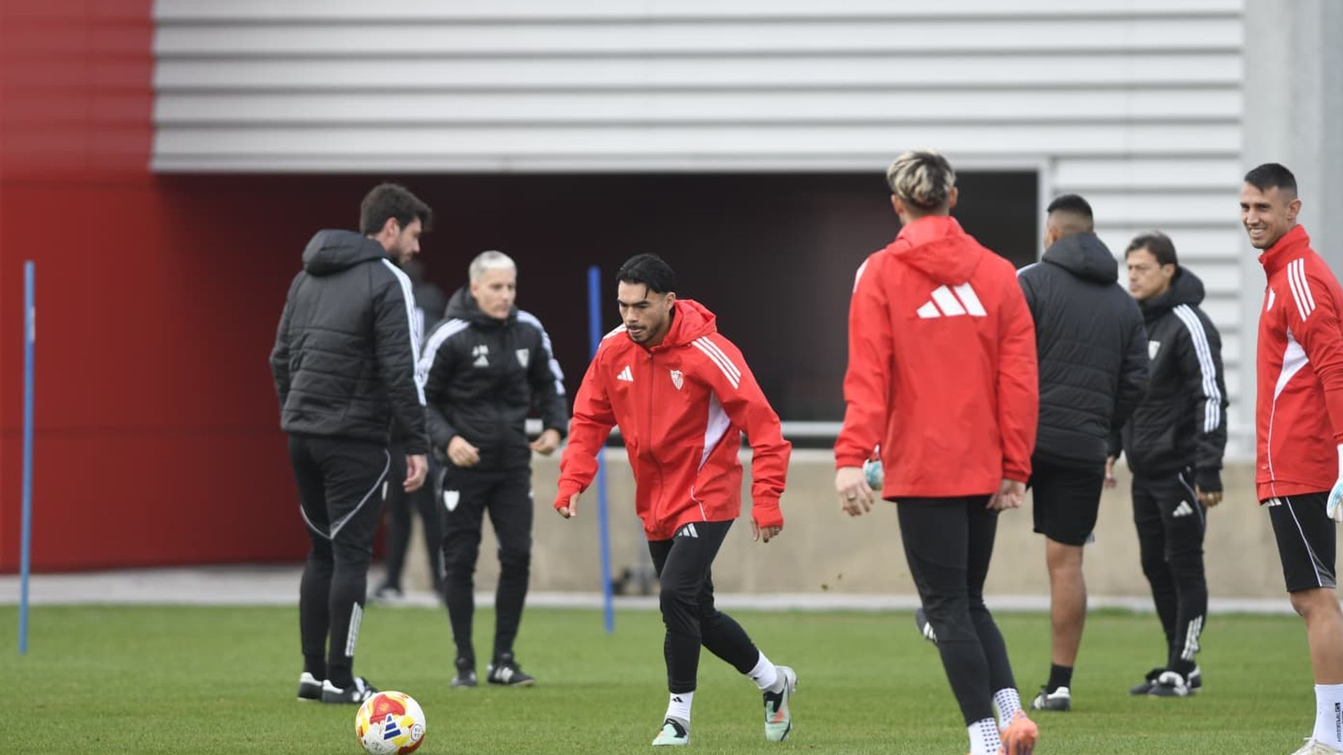 Suazo, en el entrenamiento del Sevilla de este martes