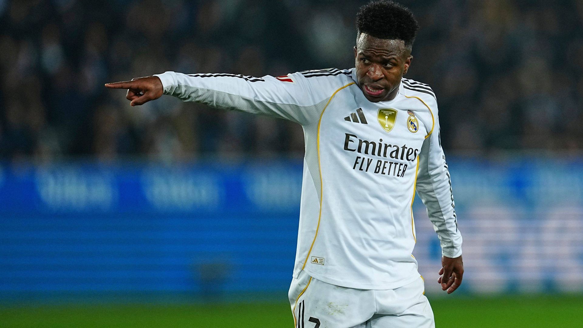 Vinicius señalando el punto de penalti tras recibir la entrada de Tenaglia Vinicius señalando el punto de penalti tras recibir la entrada de Tenaglia