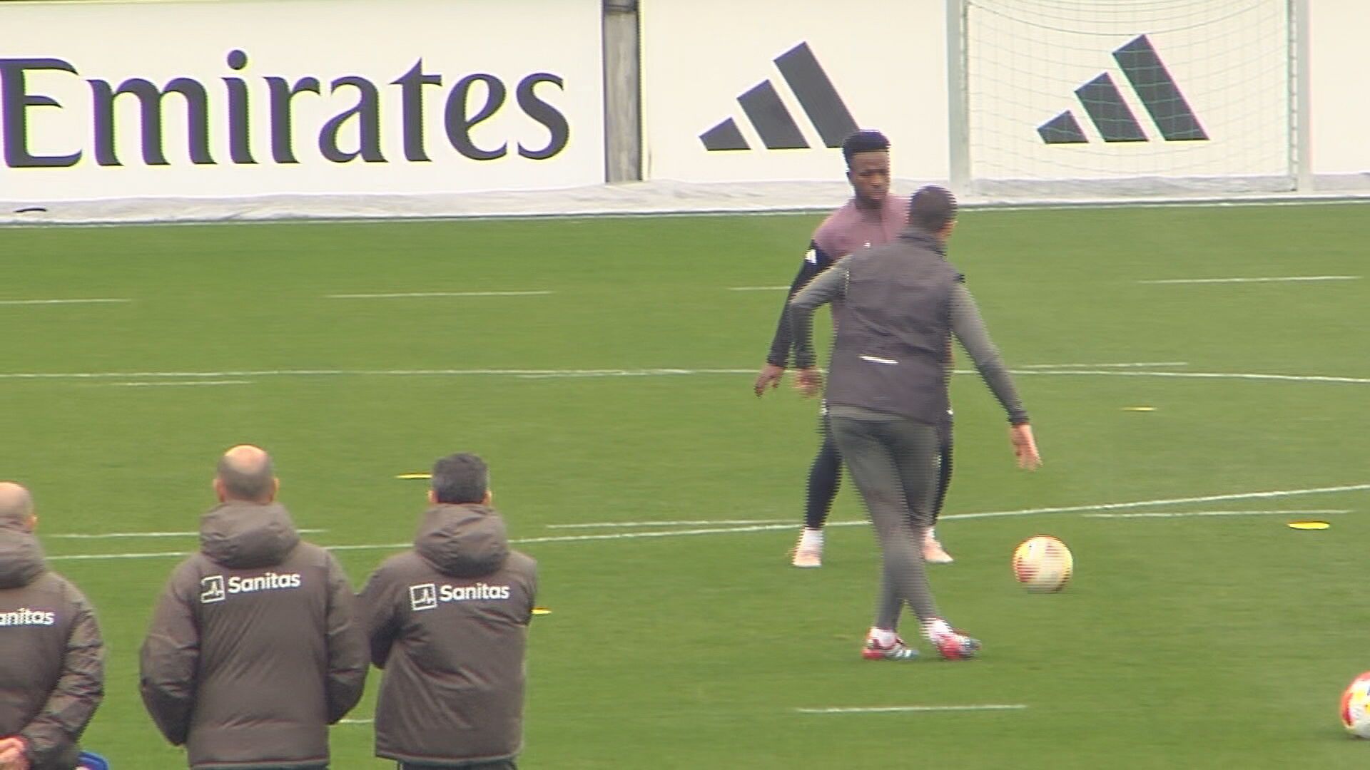 Xabi Alonso con Vinicius en el rondo Xabi Alonso con Vinicius en el rondo