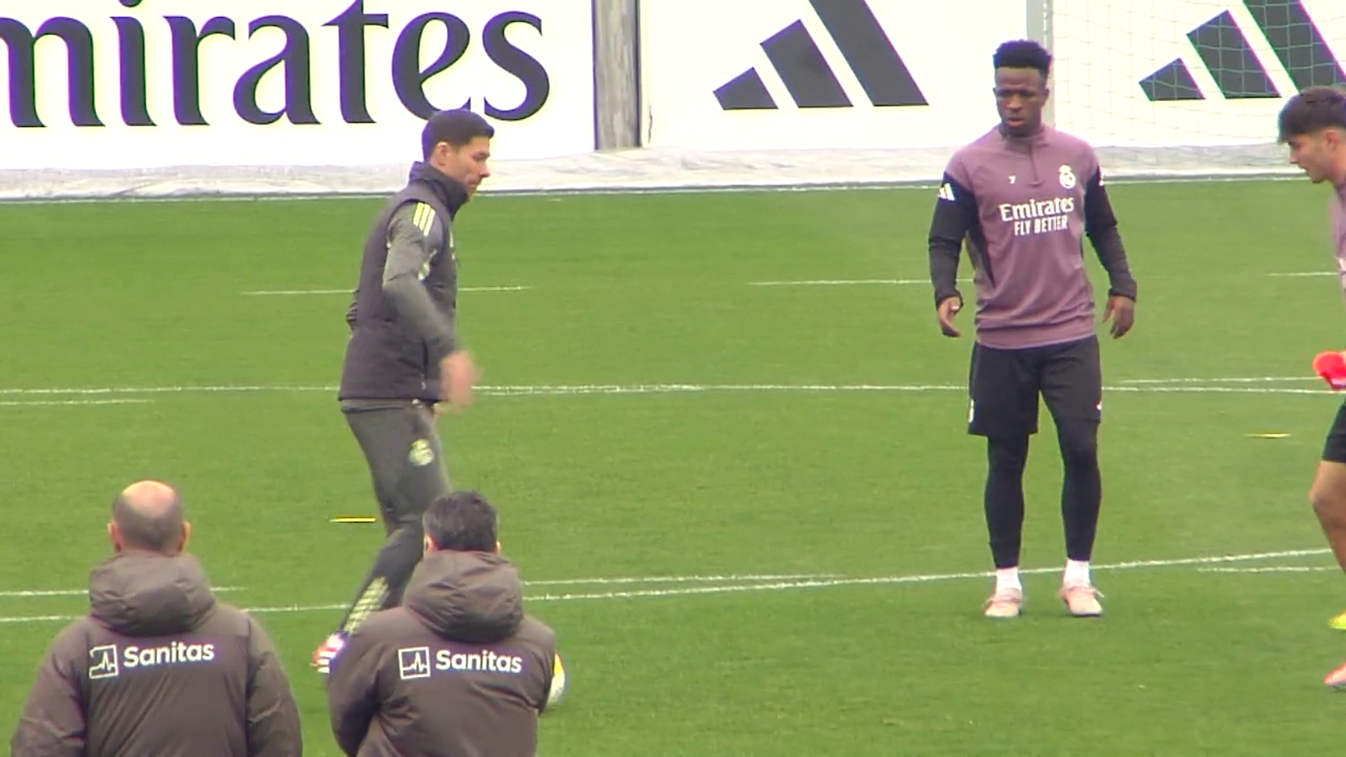 Xabi Alonso y Vinicius, en el rondo