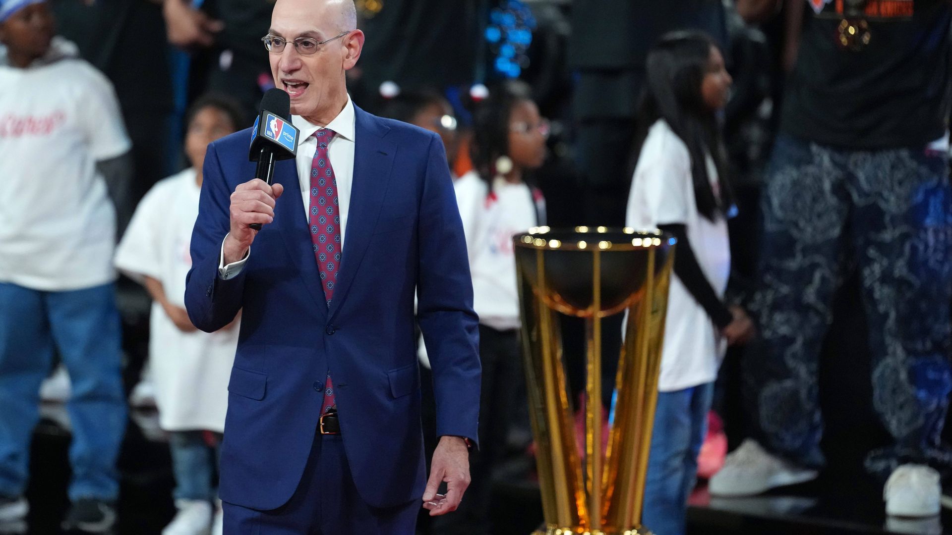 Adam Silver entregando la copa de la NBA Cup