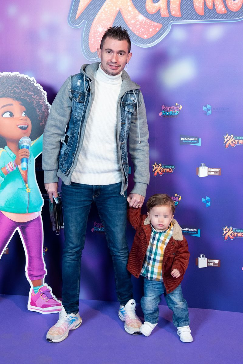 Adrián Gordillo y su hijo, posando en un evento familiar en 2022