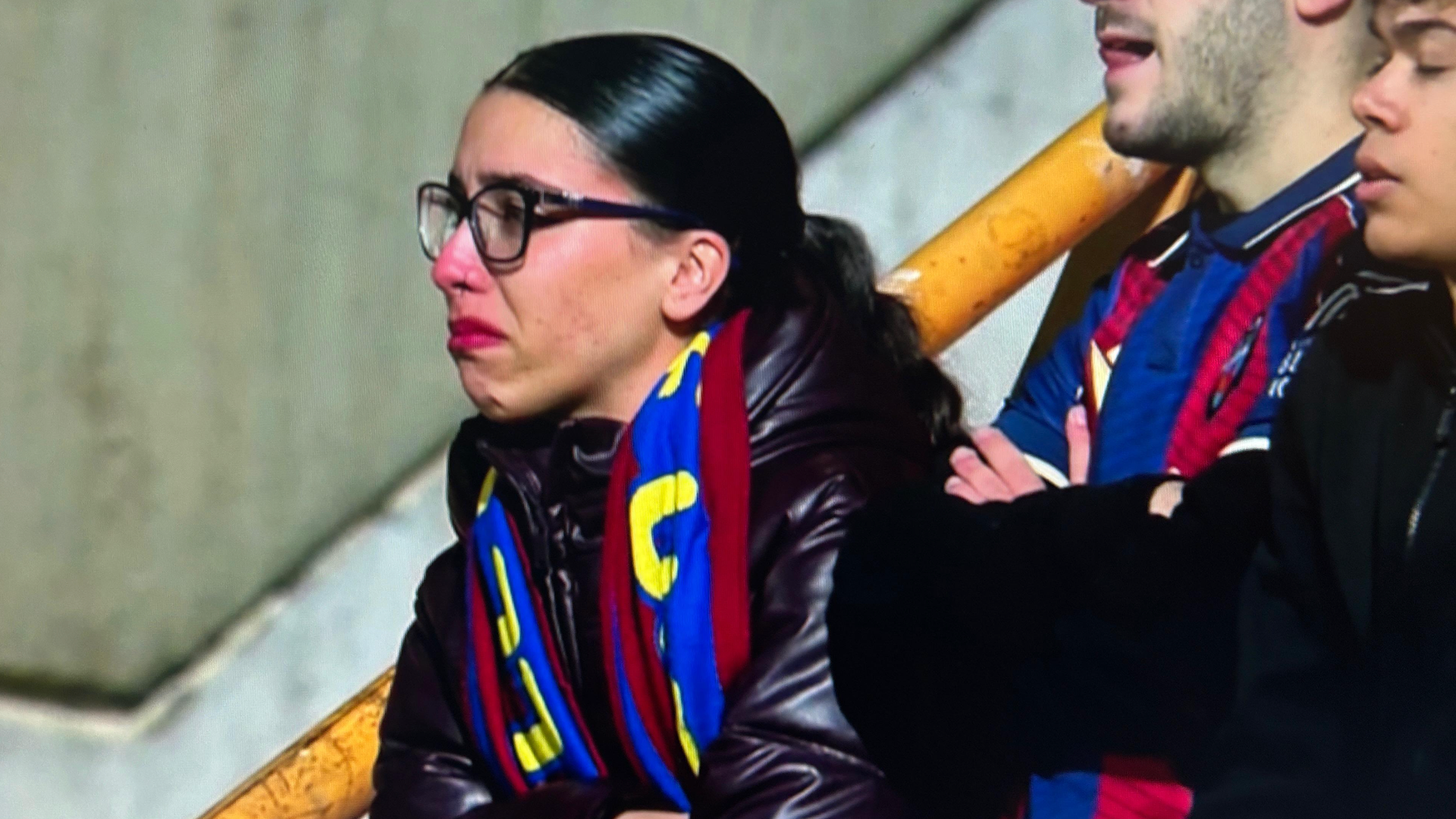 Aficionada del Levante UD llora Aficionada del Levante UD llora
