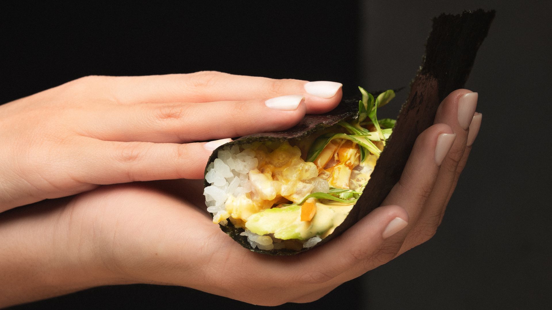 Uno de sus irresistibles hand rolls elaborados al momento