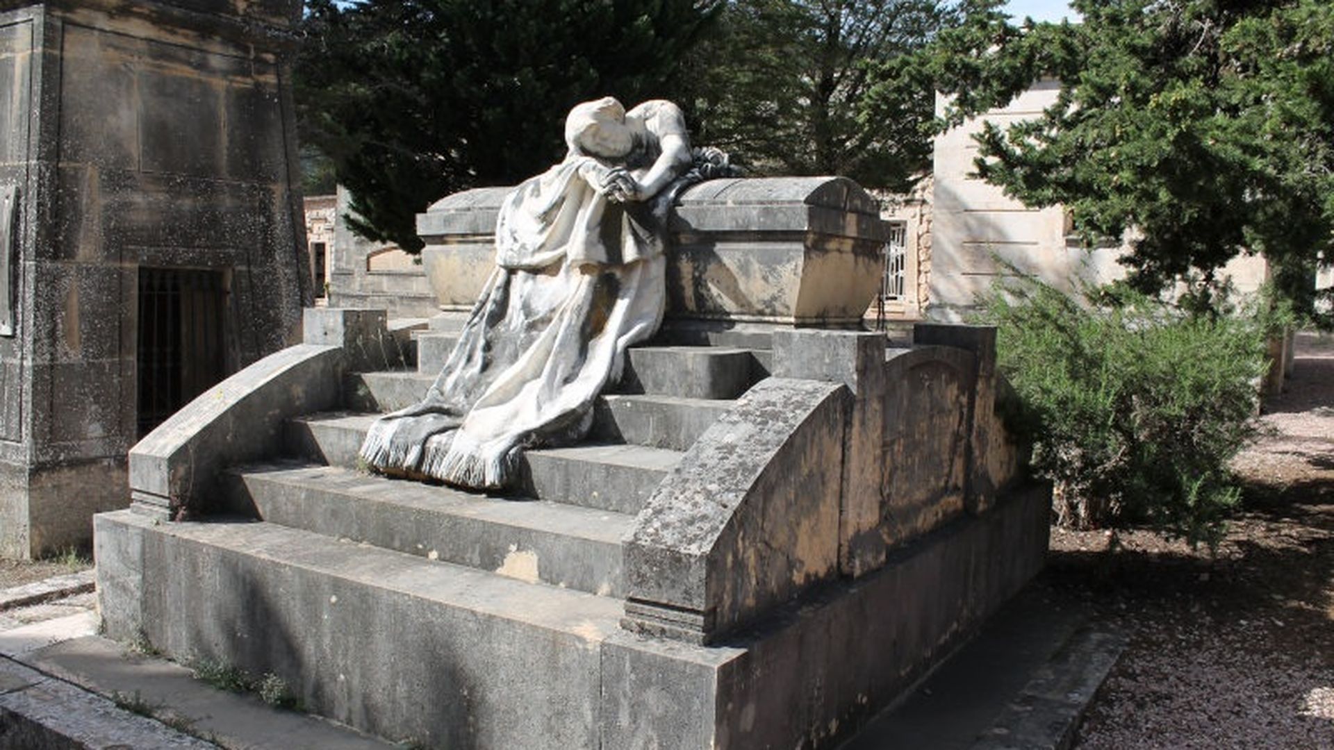 Alcoi estudia denunciar a la productora que grabó imágenes en la tumba de Camilo Sesto para una película porno Alcoi estudia denunciar a la productora que grabó imágenes en la tumba de Camilo Sesto para una película porno