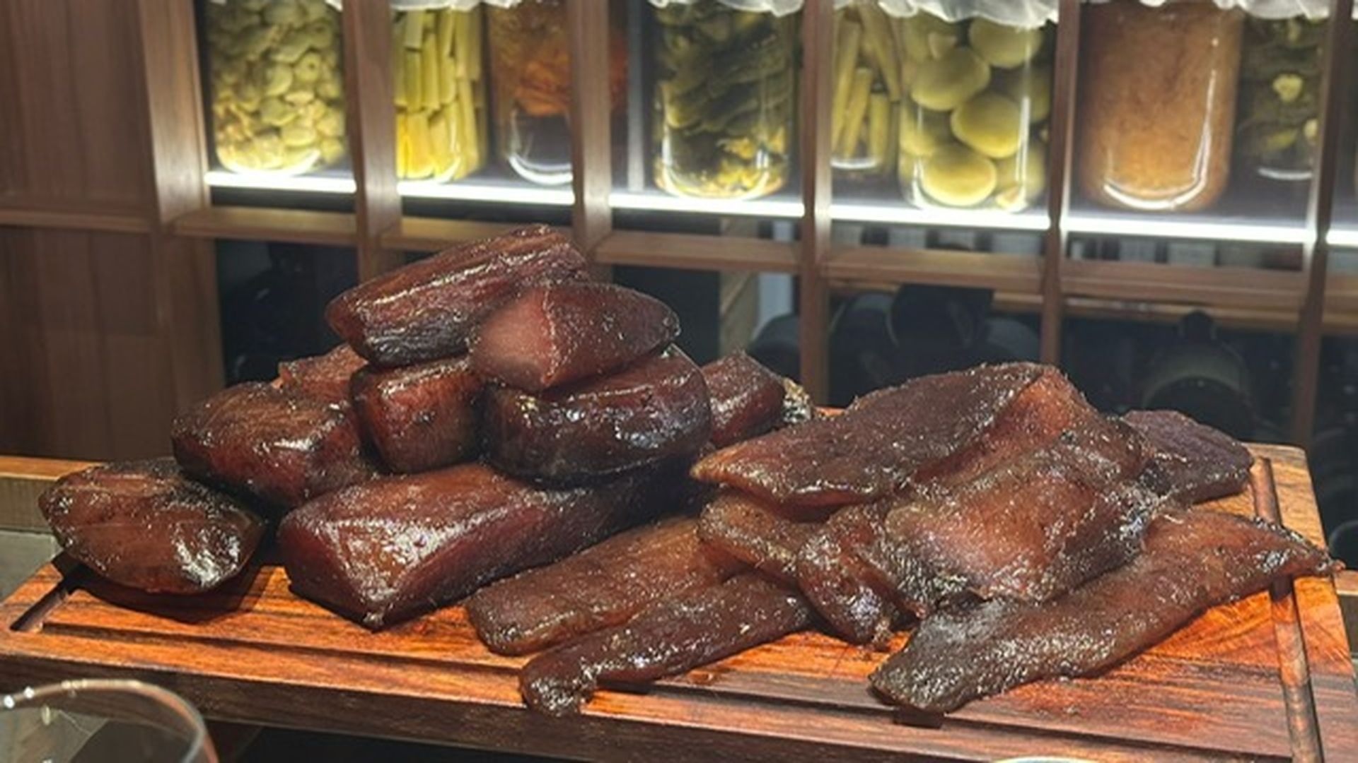 Atún macerado en algarroba