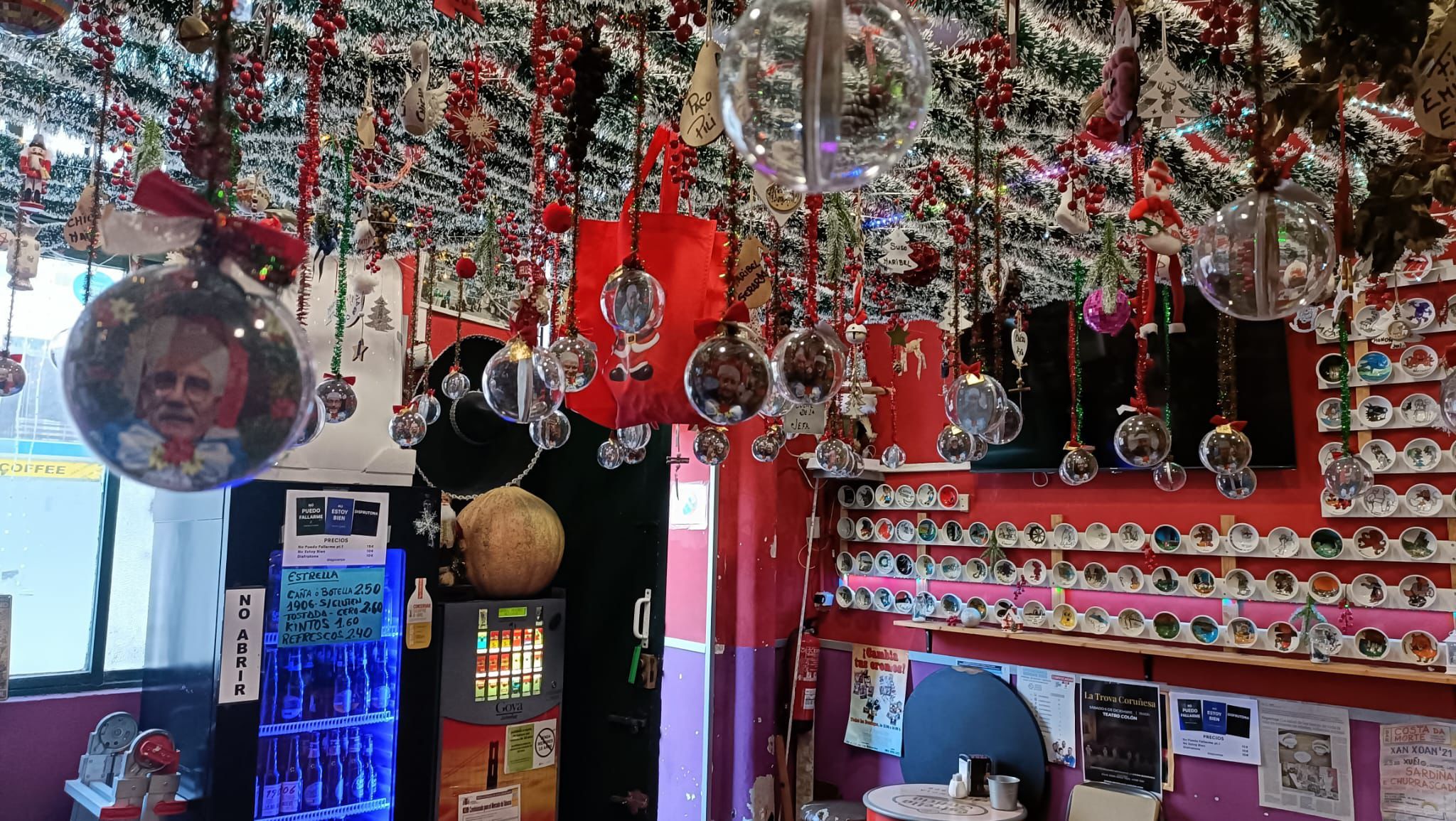 Otra perspectiva del local con la decoración navideña como protagonista