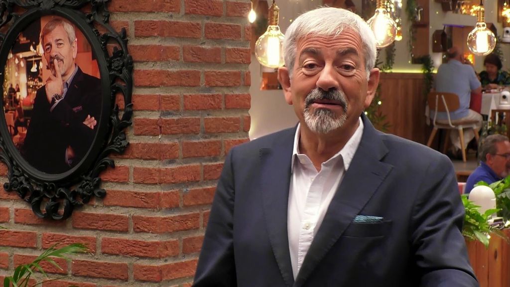 El momentazo de Carlos Sobera tras preguntarle a un soltero de 'First Dates' cuánta importancia le da al sexo: "Si yo te contará…"