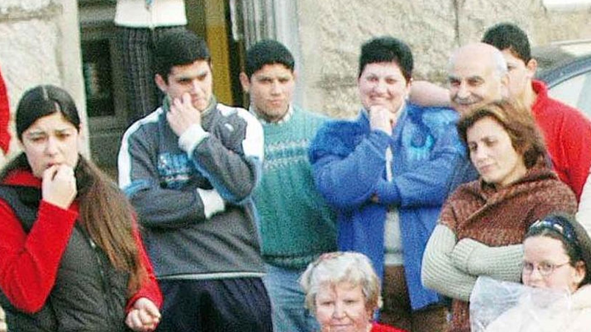 Carmen Barcala, vestida de azul, junto a tres de sus hijos, a la izquierda en imagen