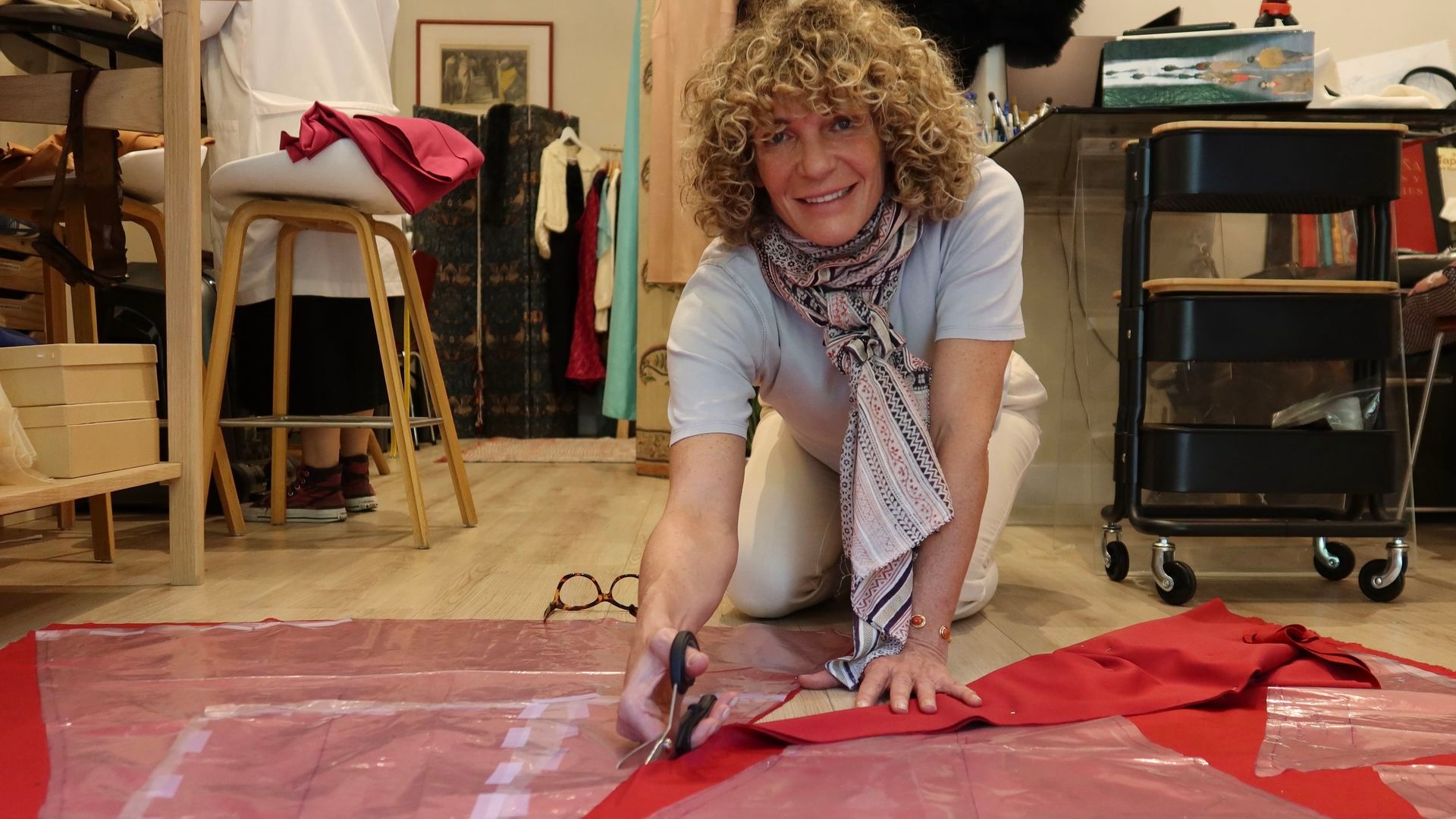 Casilda Cavero, diseñando una de sus prendas. Casilda Cavero, diseñando una de sus prendas.