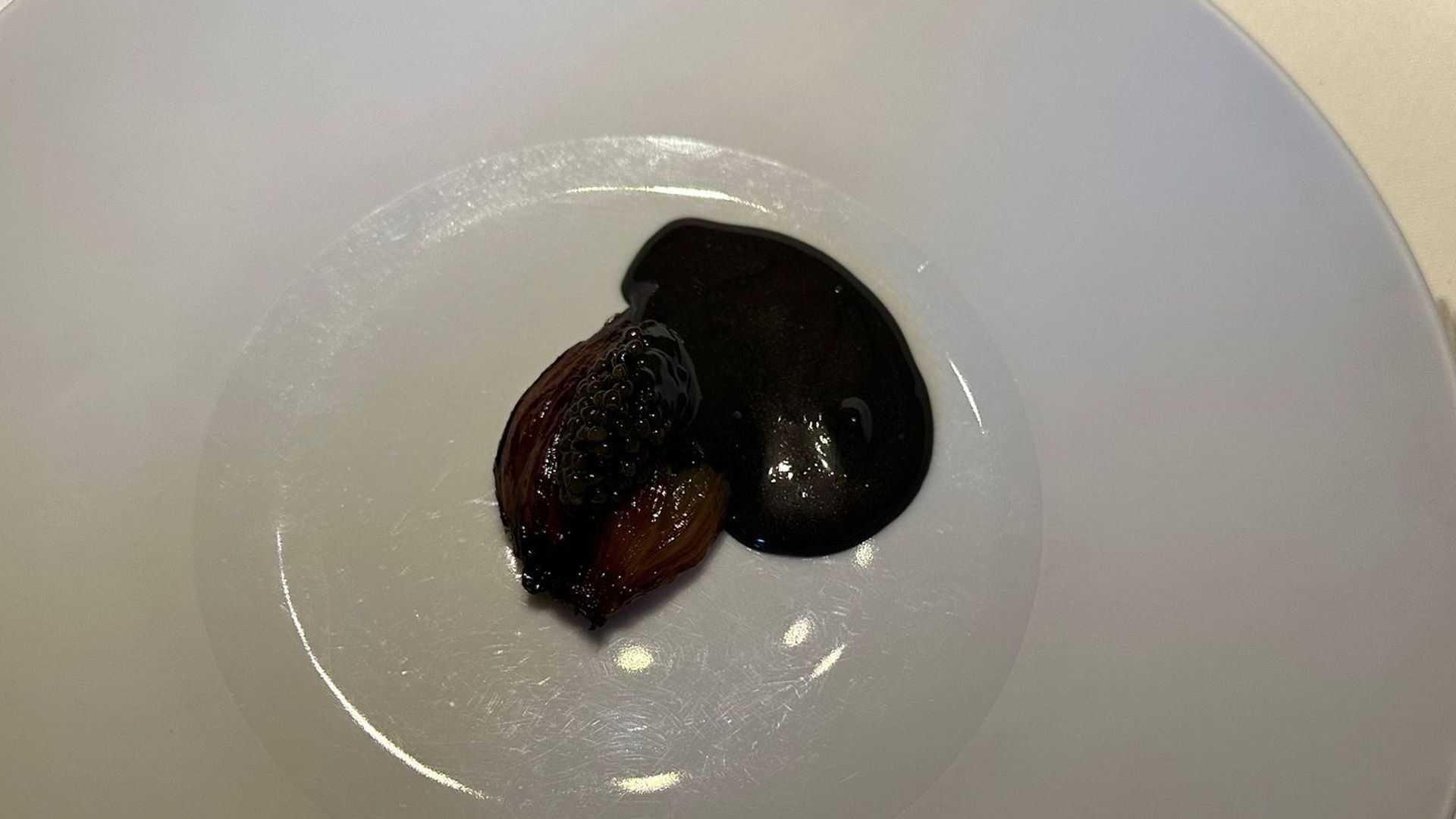 Cebolla asada con caviar
