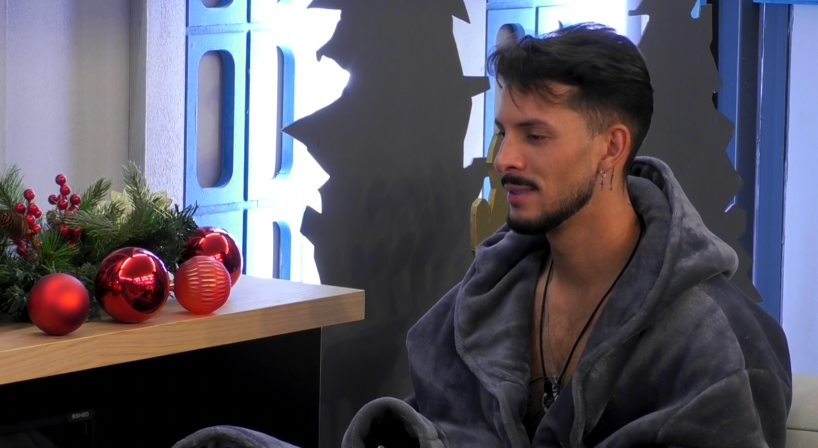 Cristian hablando con Quili en la pajarería