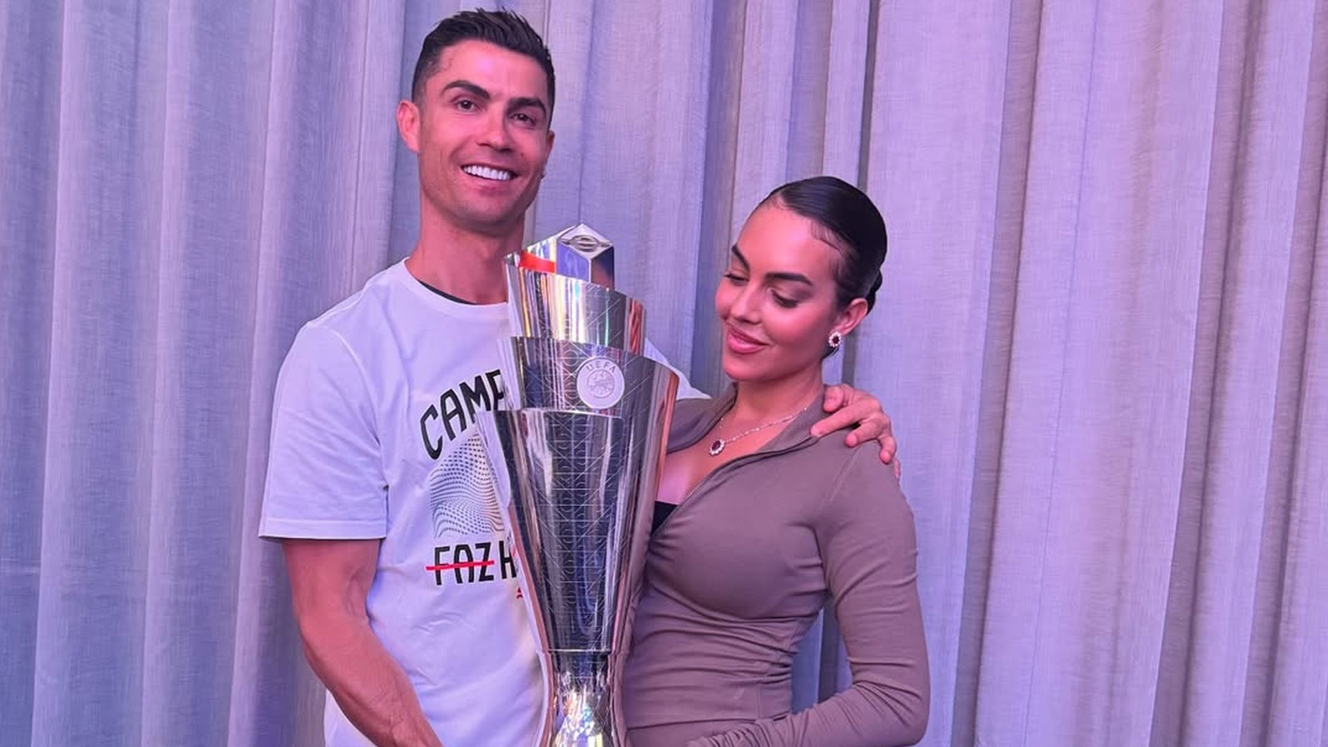 Cristiano Ronaldo y Georgina Rodríguez con el trofeo de la Nations League