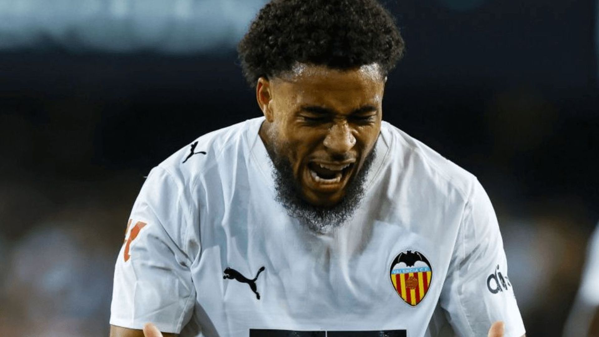 Danjuma celebra un gol