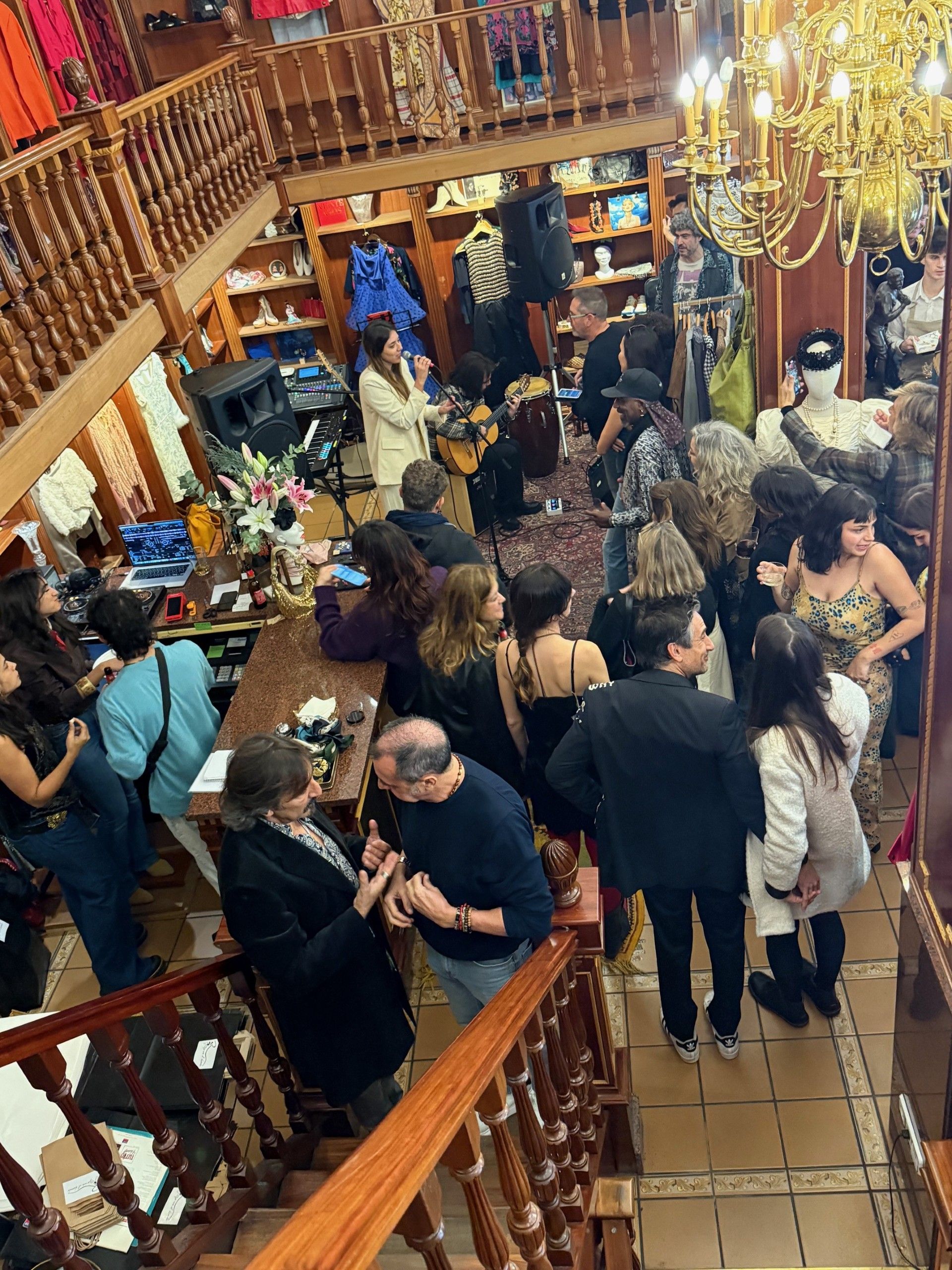 El ambiente durante la fiesta de Rosario Flores y Mariola Orellana