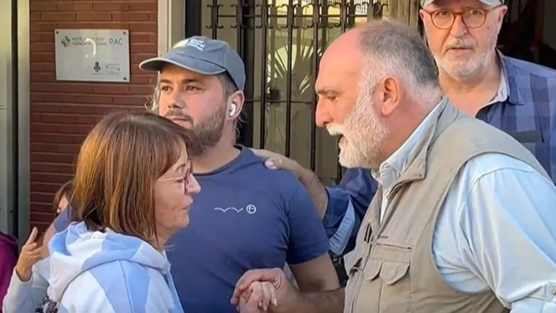 El chef José Andrés repartiendo comida en Chiva
