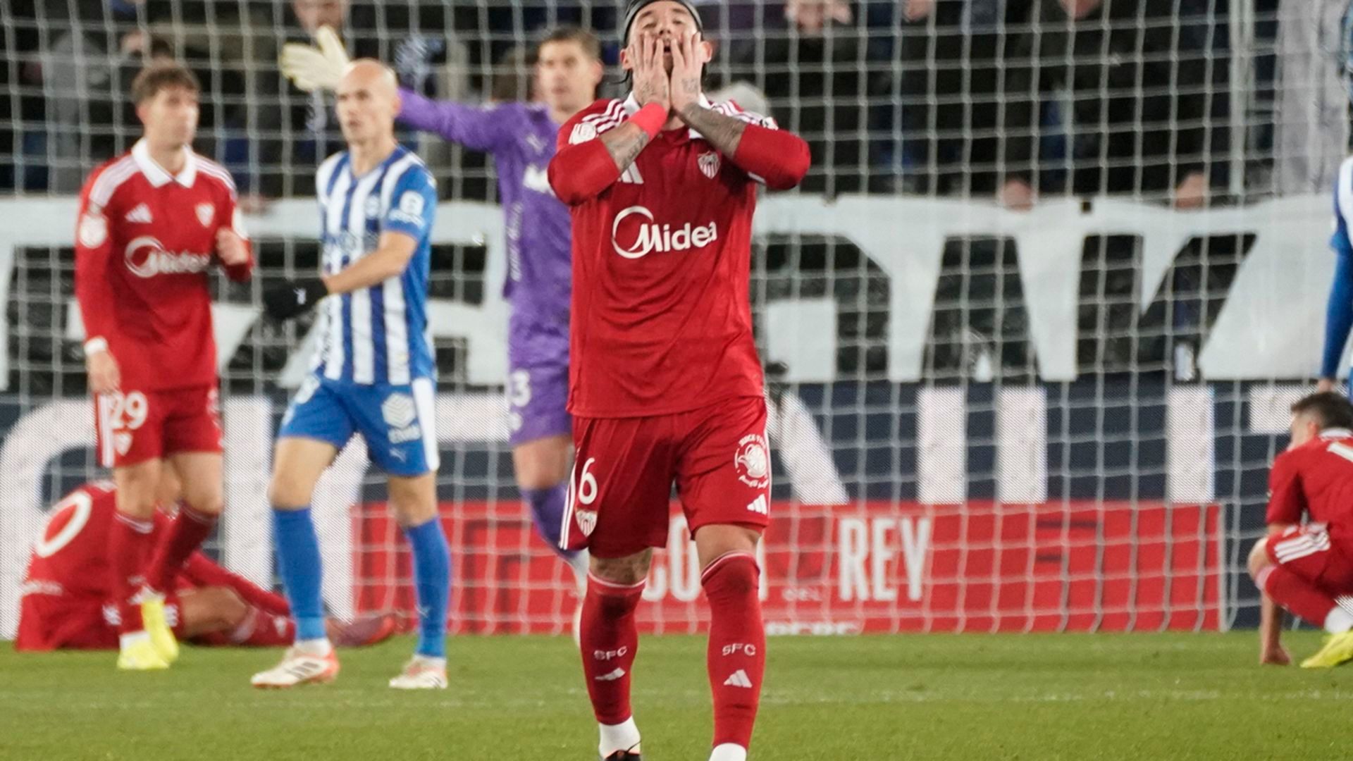 El Sevilla lamenta su eliminación copera El Sevilla lamenta su eliminación copera