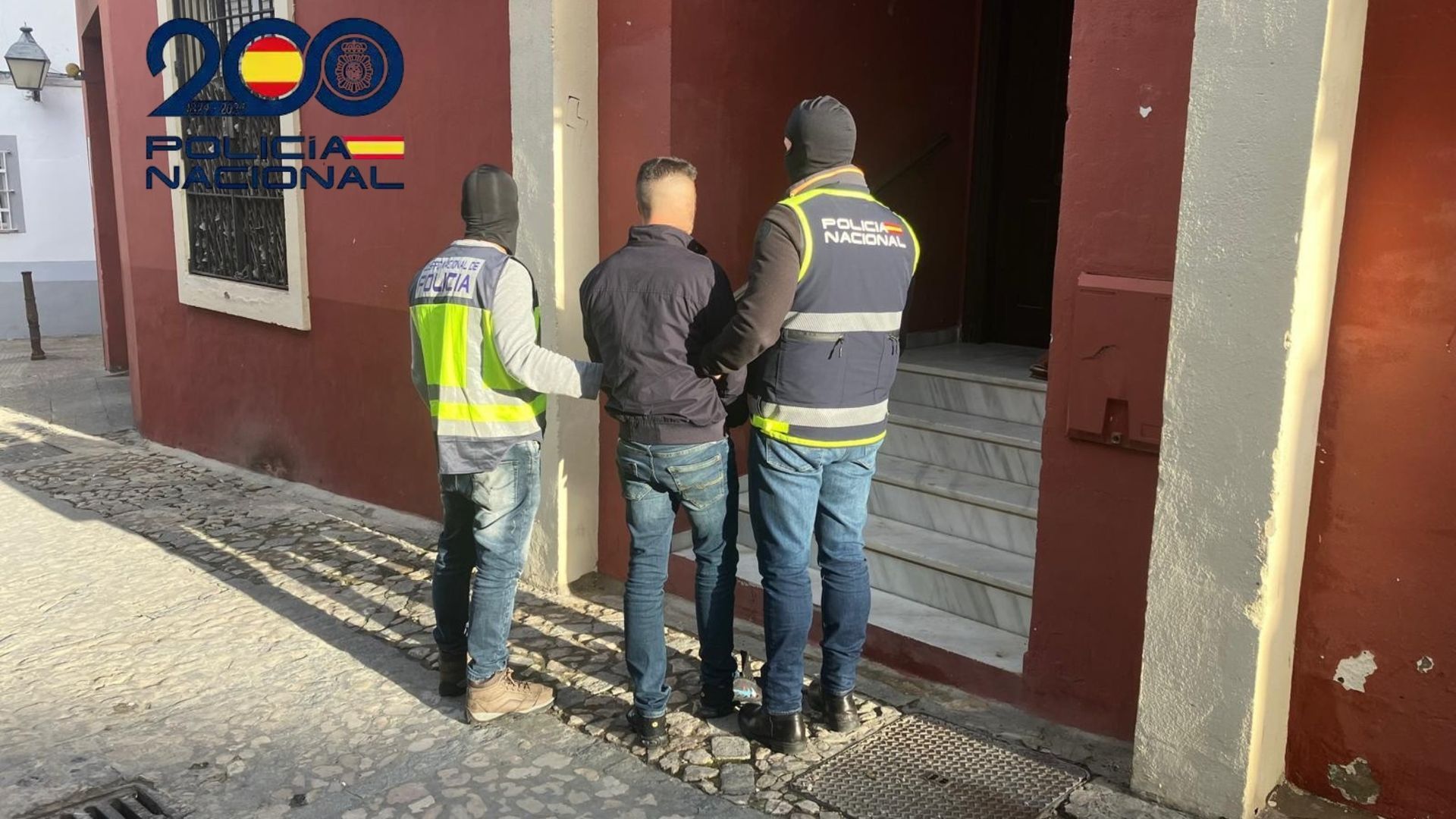 EuropaPress_7175255_dos_agentes_policia_nacional_escoltan_detenido_presunta_muerte_violenta